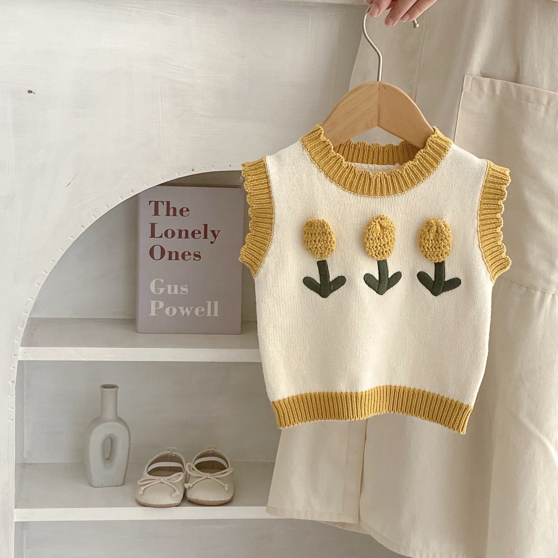 【BABY】イエロー刺繡フラワー ベスト CawaKomostore