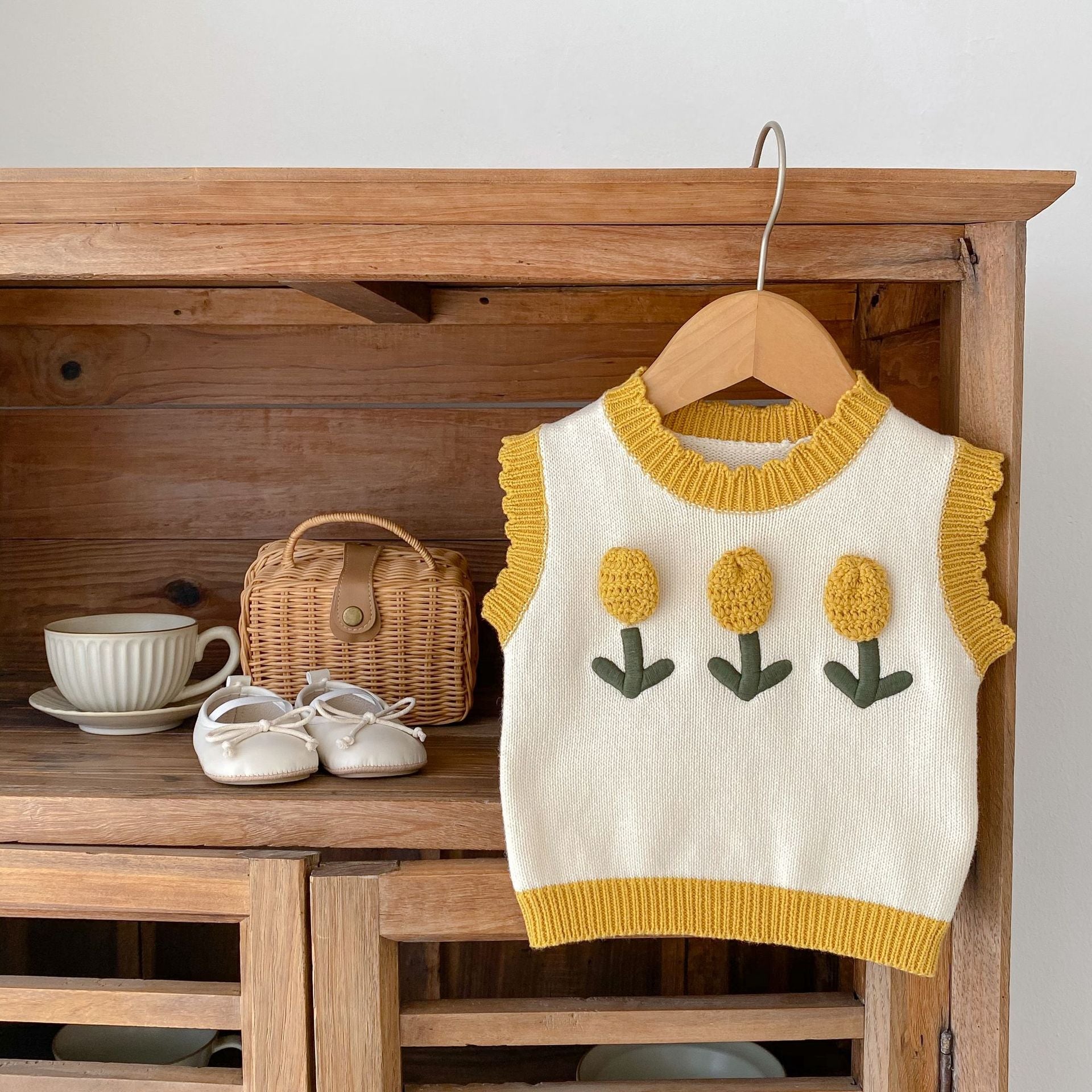 【BABY】イエロー刺繡フラワー ベスト CawaKomostore