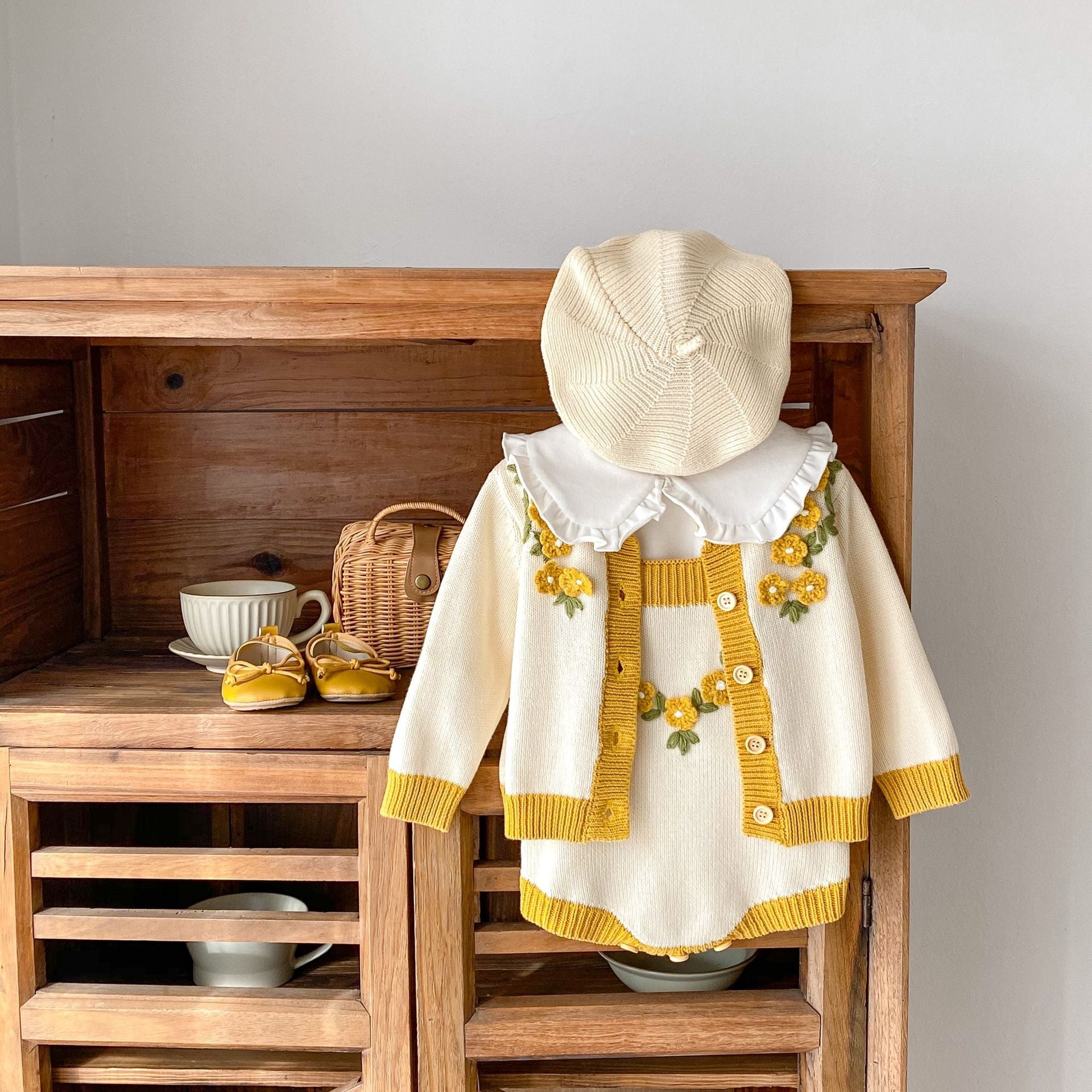 【BABY】イエロー刺繡フラワーサロペット / カーディガン CawaKomostore