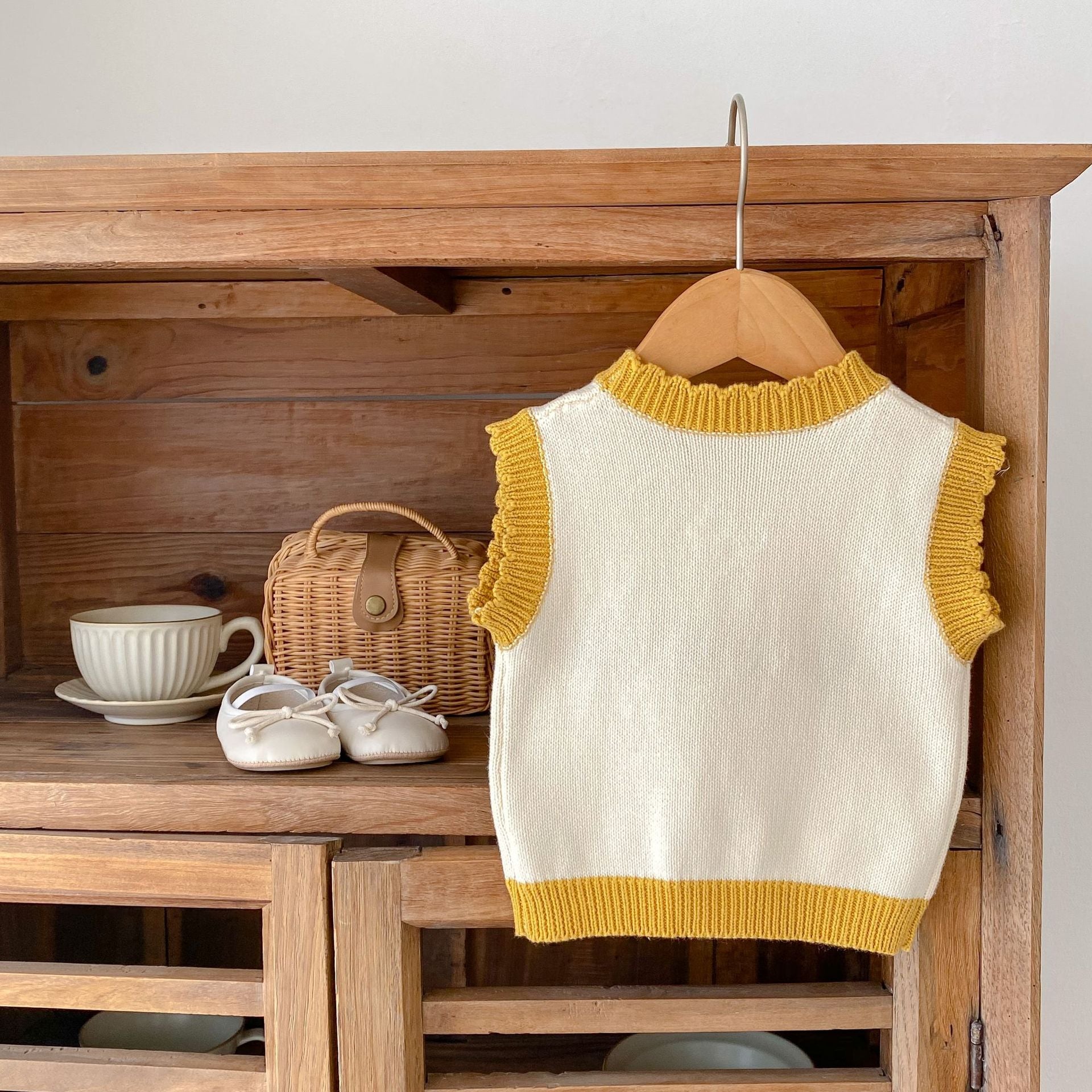 【BABY】イエロー刺繡フラワー ベスト CawaKomostore