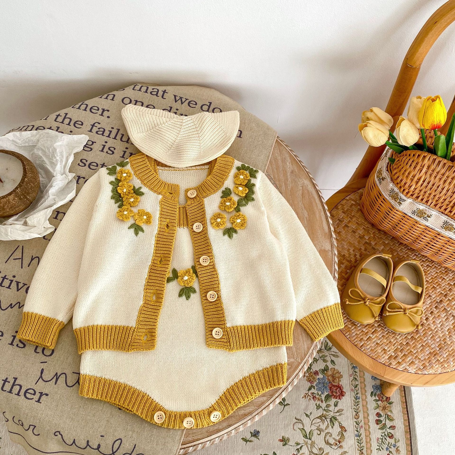 【BABY】イエロー刺繡フラワーサロペット / カーディガン CawaKomostore