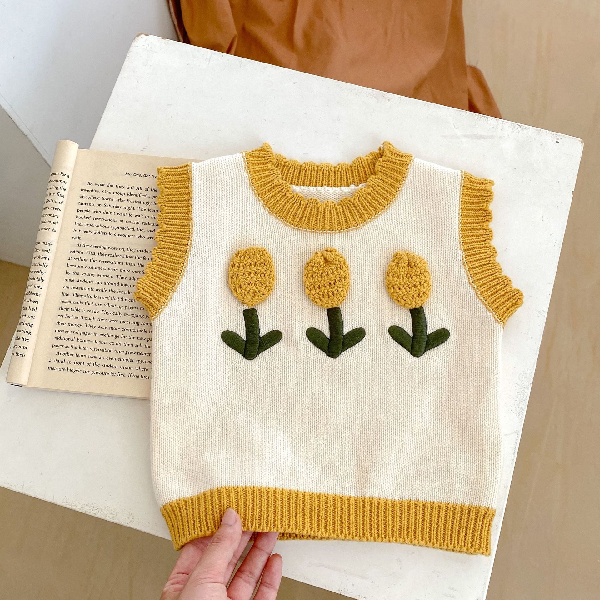 【BABY】イエロー刺繡フラワー ベスト CawaKomostore