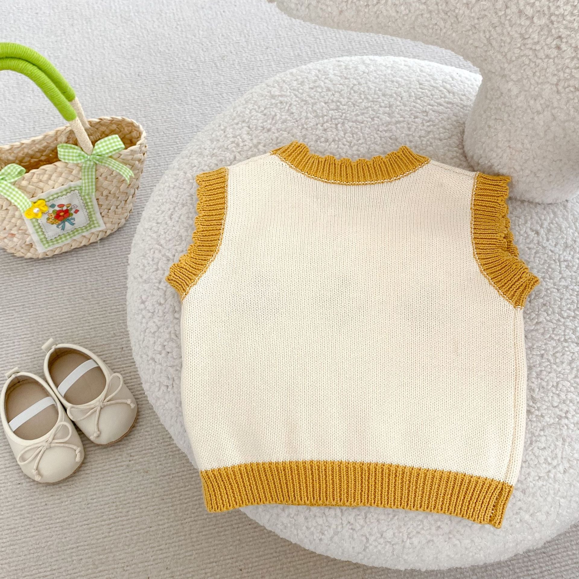 【BABY】イエロー刺繡フラワー ベスト CawaKomostore