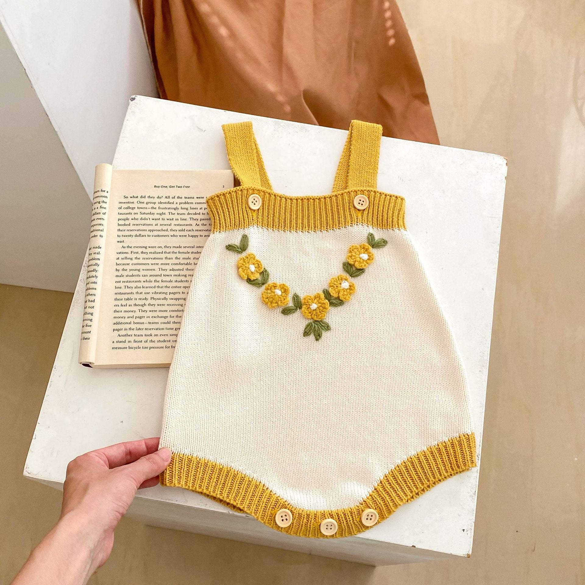 【BABY】イエロー刺繡フラワーサロペット / カーディガン CawaKomostore