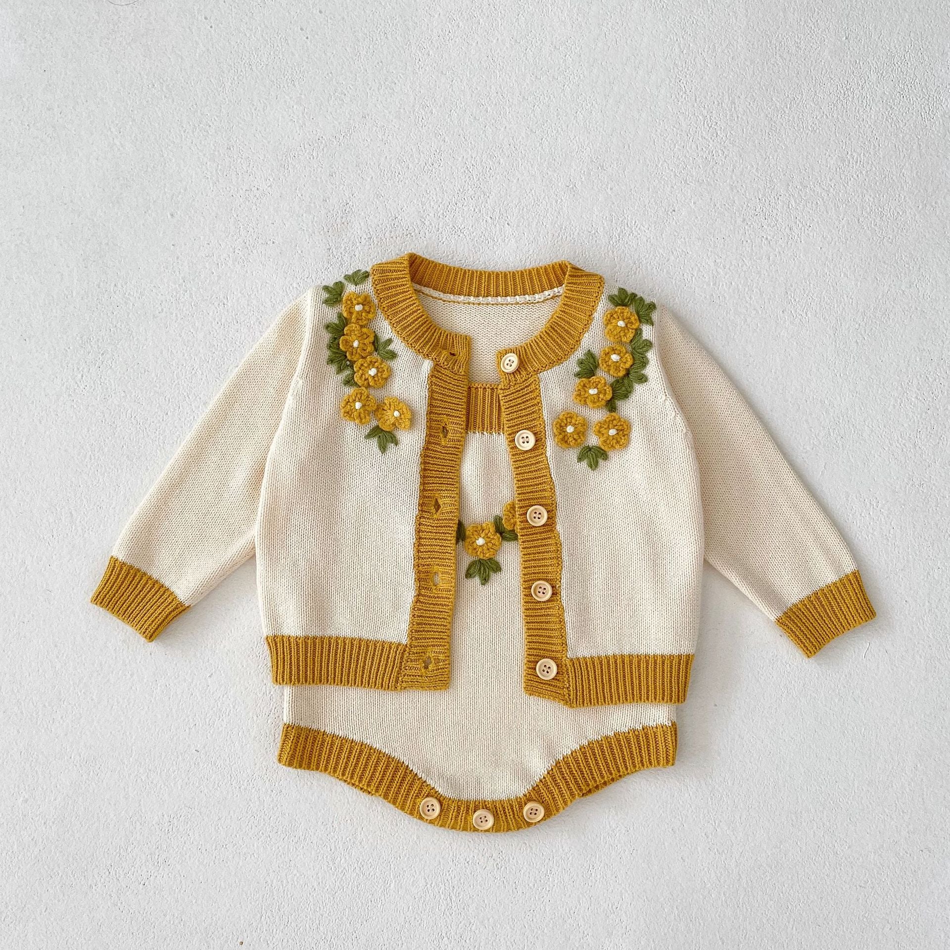 【BABY】イエロー刺繡フラワーサロペット / カーディガン CawaKomostore