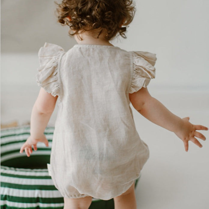 【BABY】カラーボタンフリルロンパース CawaKomostore
