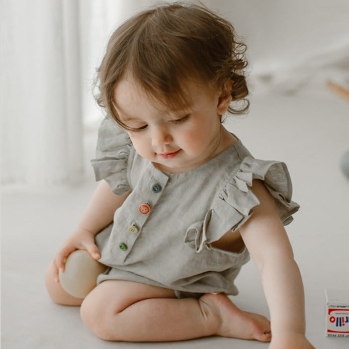 【BABY】カラーボタンフリルロンパース CawaKomostore