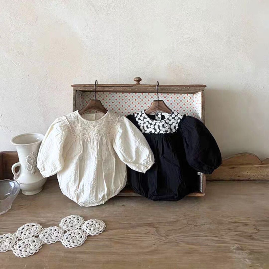【BABY】ふんわりモノクロ花柄レースロンパース CawaKomostore
