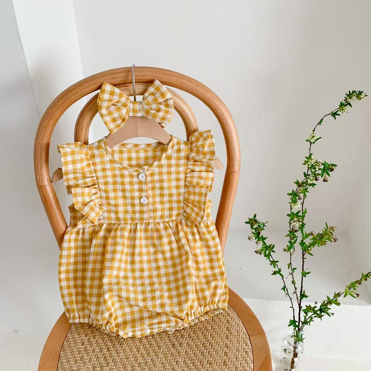 【BABY】Black&Yellowチェック柄フリルスリーブロンパース