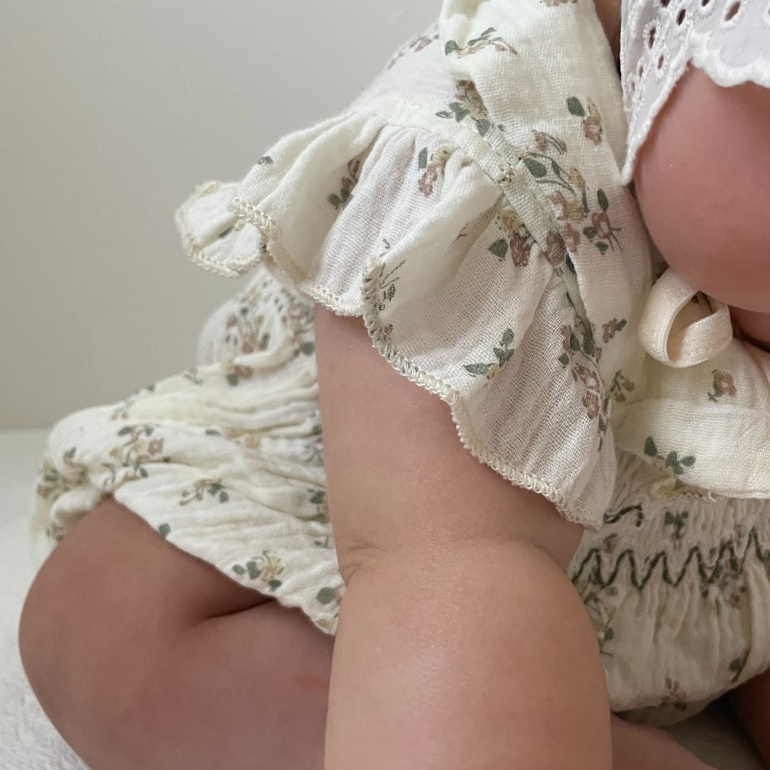 【BABY】ショルダーフリルシャーリングフローラルロンパース CawaKomostore