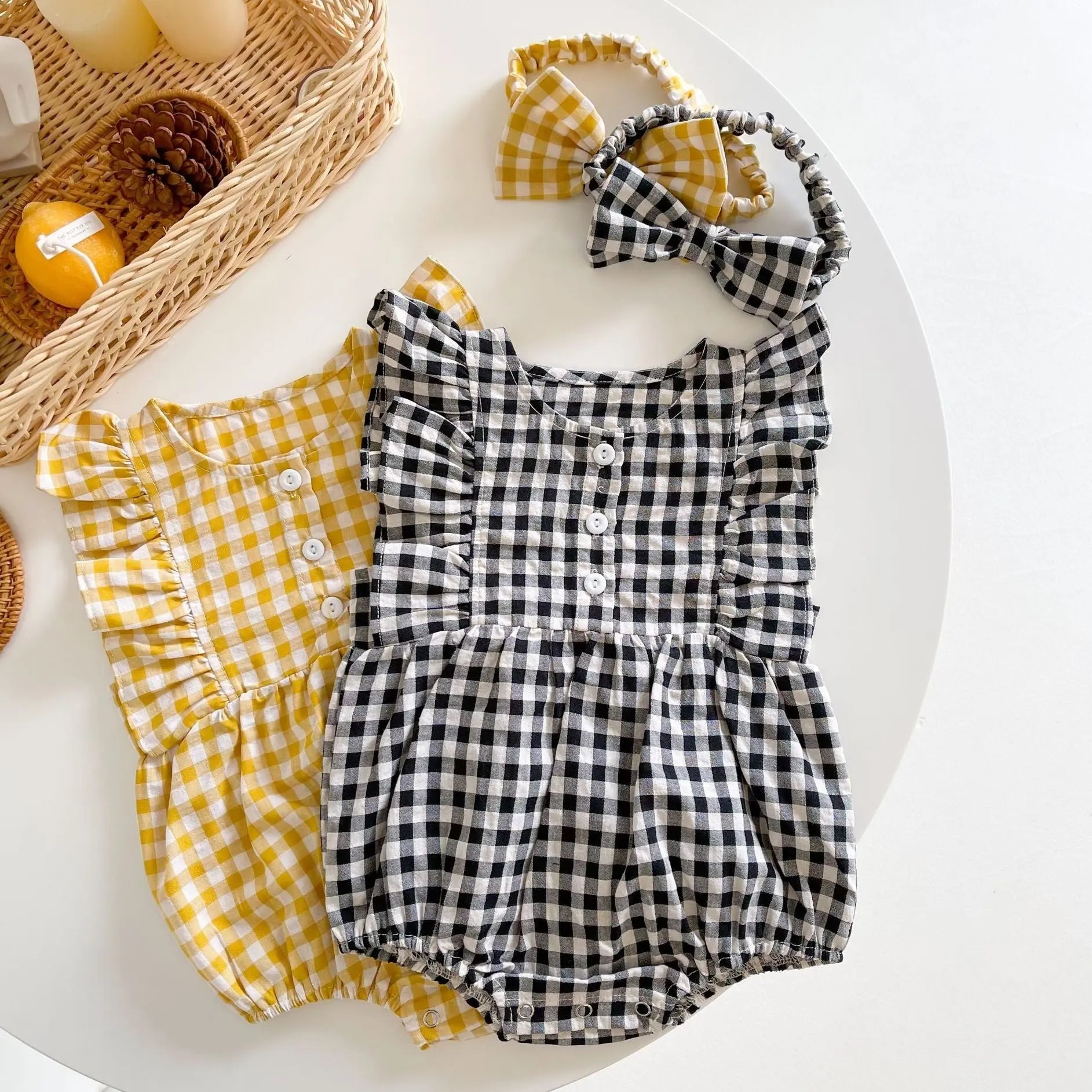 【BABY】Black&Yellowチェック柄フリルスリーブロンパース CawaKomostore