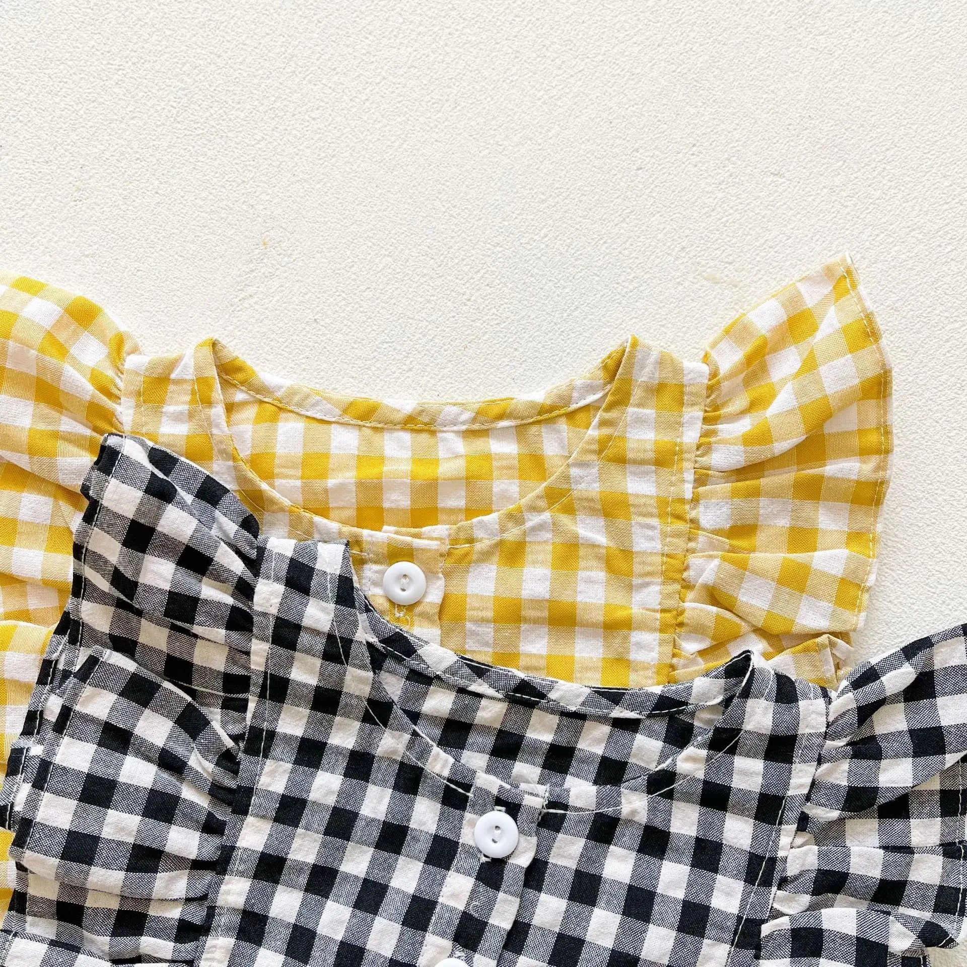 【BABY】Black&Yellowチェック柄フリルスリーブロンパース CawaKomostore