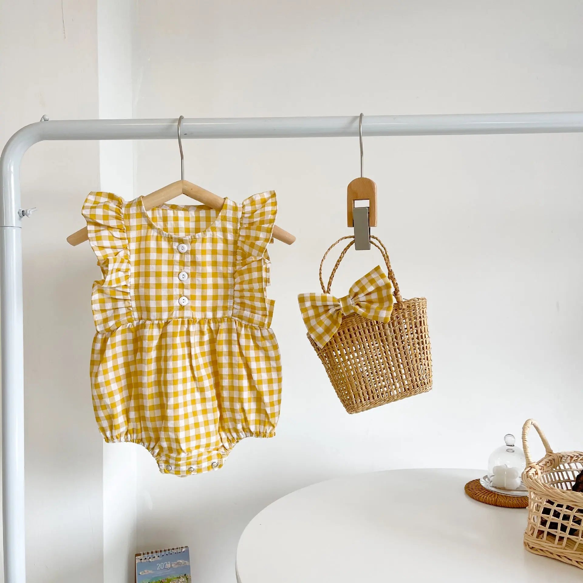 【BABY】Black&Yellowチェック柄フリルスリーブロンパース CawaKomostore