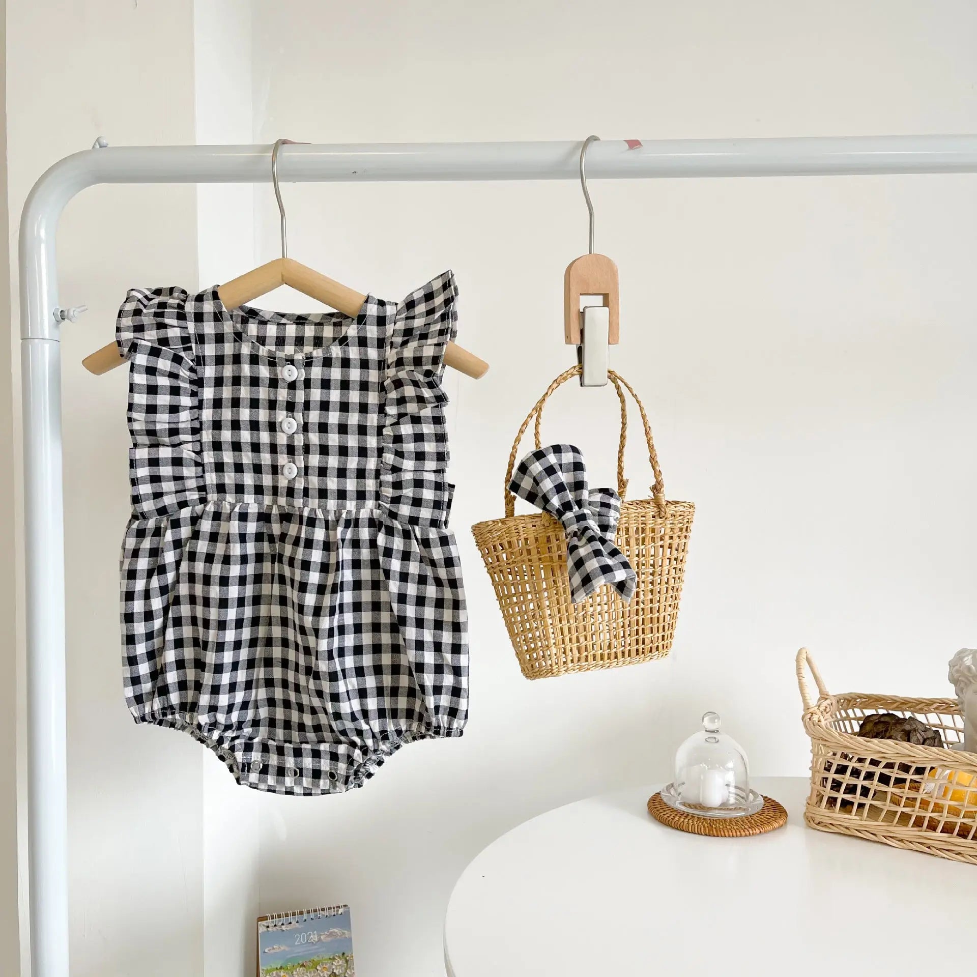 【BABY】Black&Yellowチェック柄フリルスリーブロンパース CawaKomostore