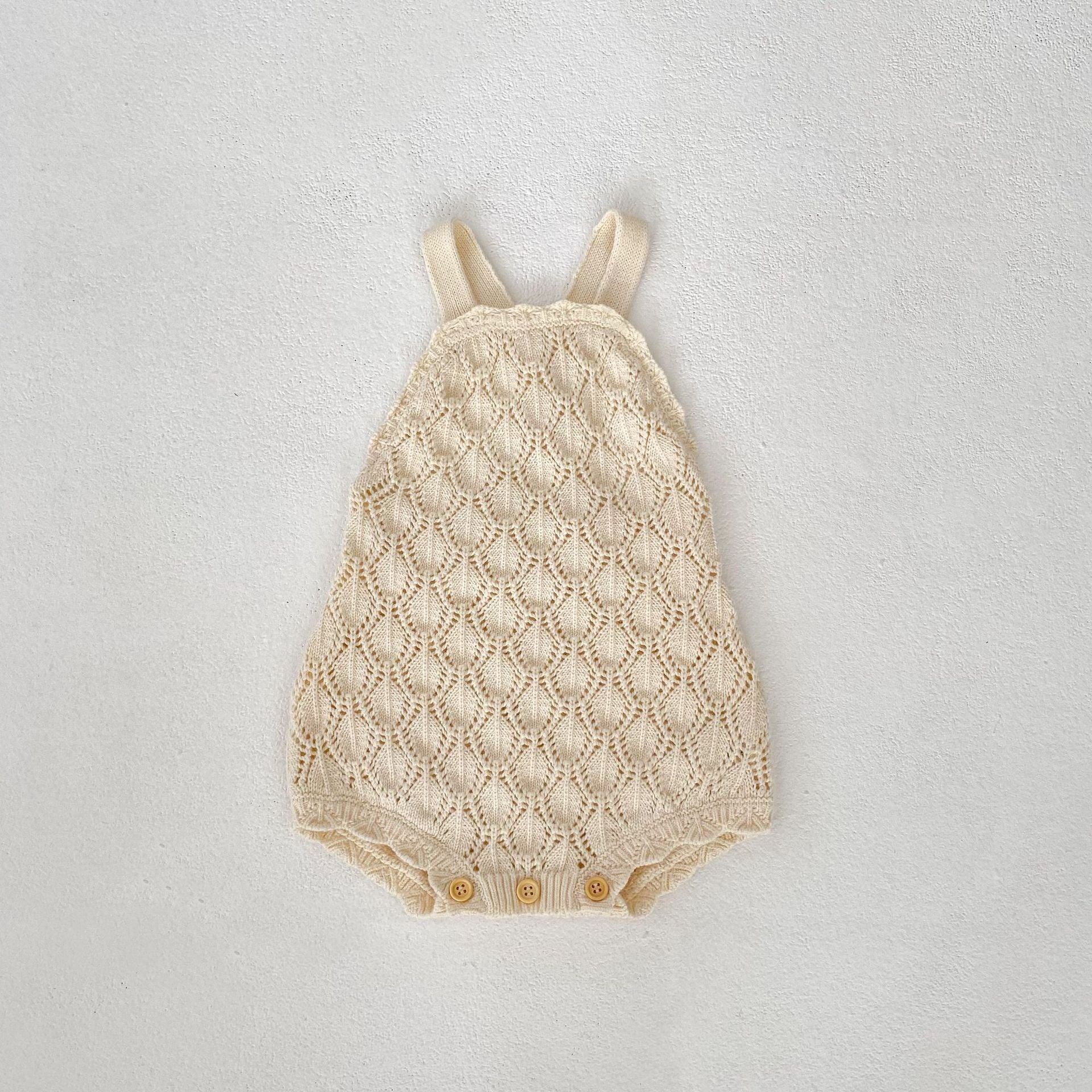 【BABY】透かしうろこ編みニットサロペット