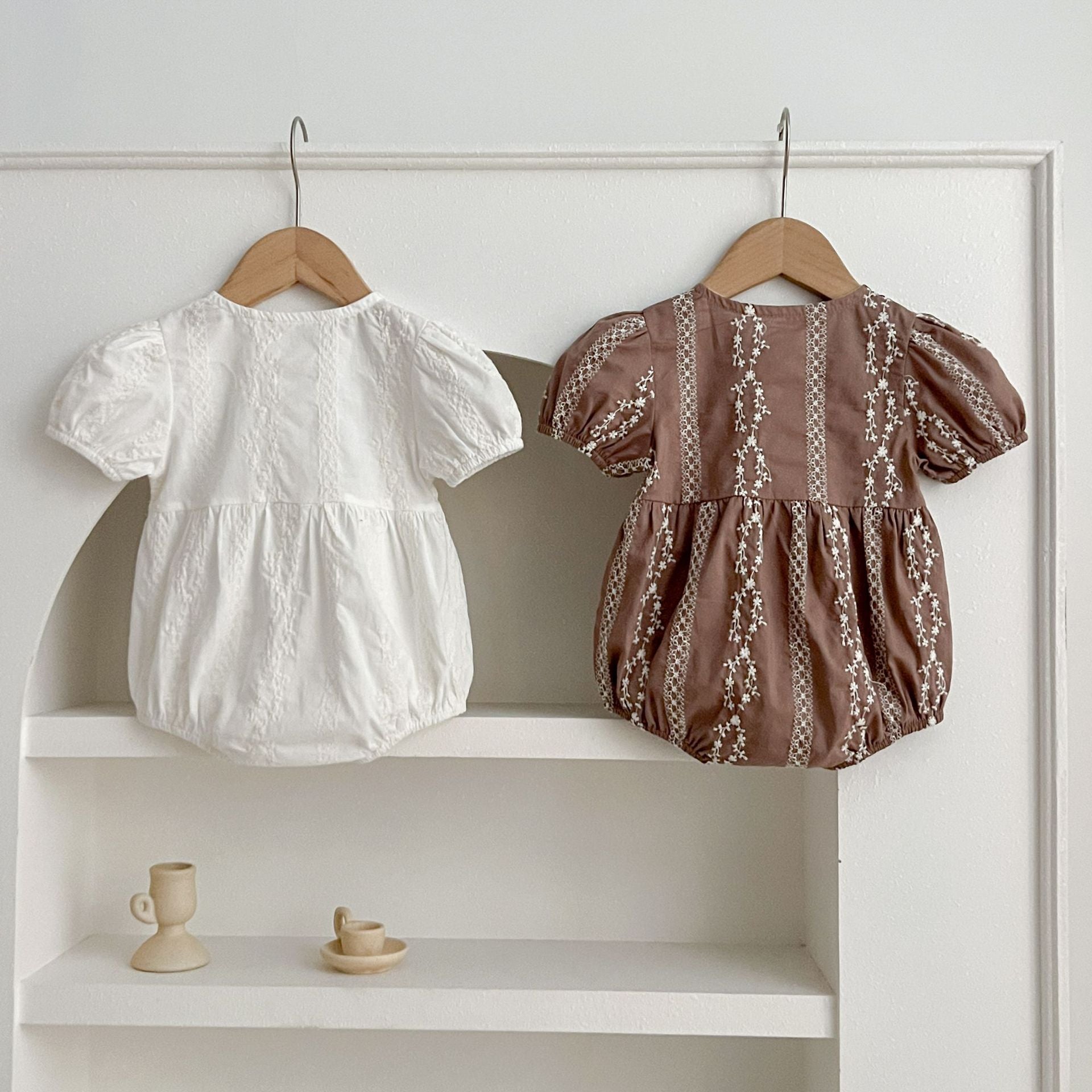 【BABY】春夏 ホワイト / ブラウン 刺繍ロンパース