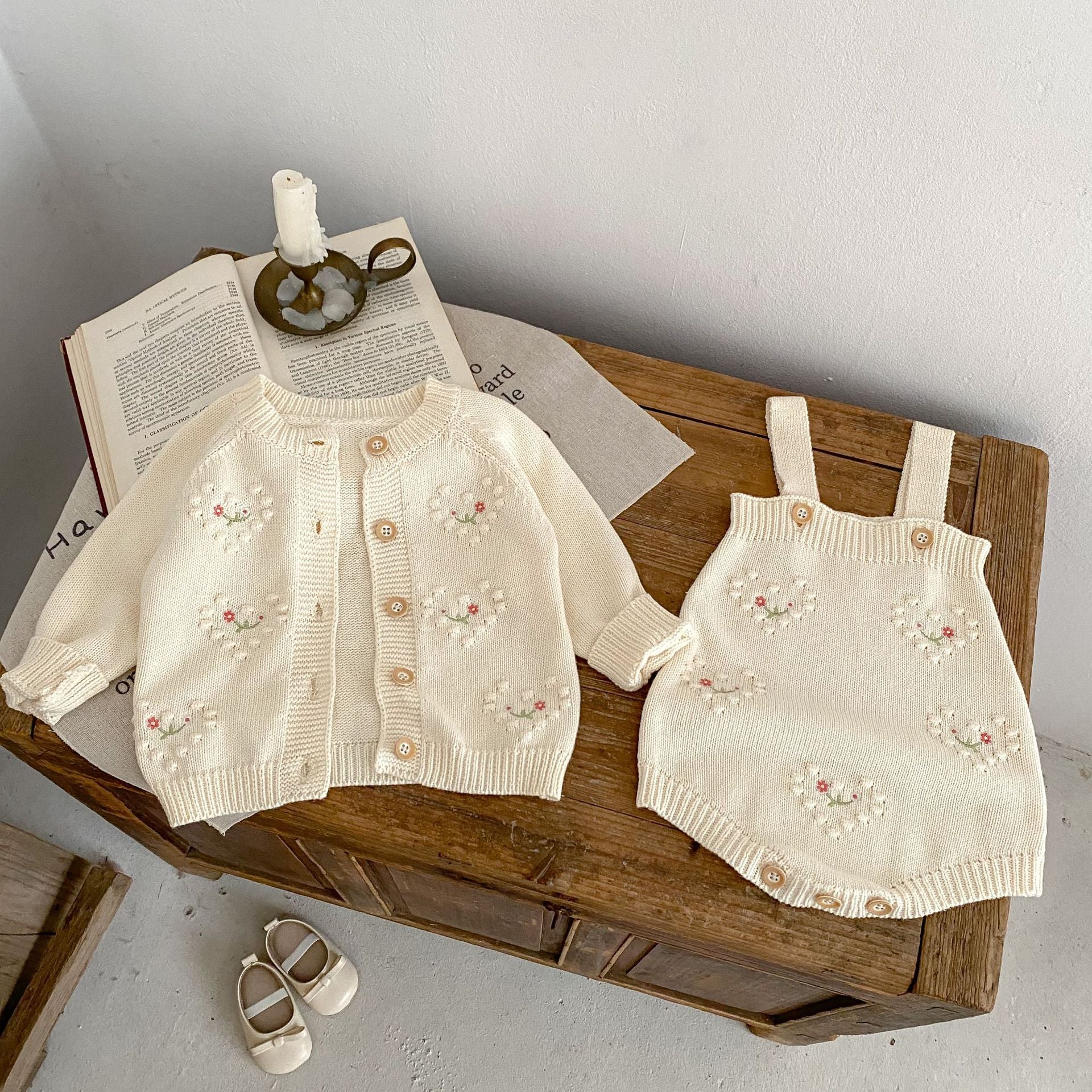 【BABY】off whiteフラワー刺繍ニットカーディガン