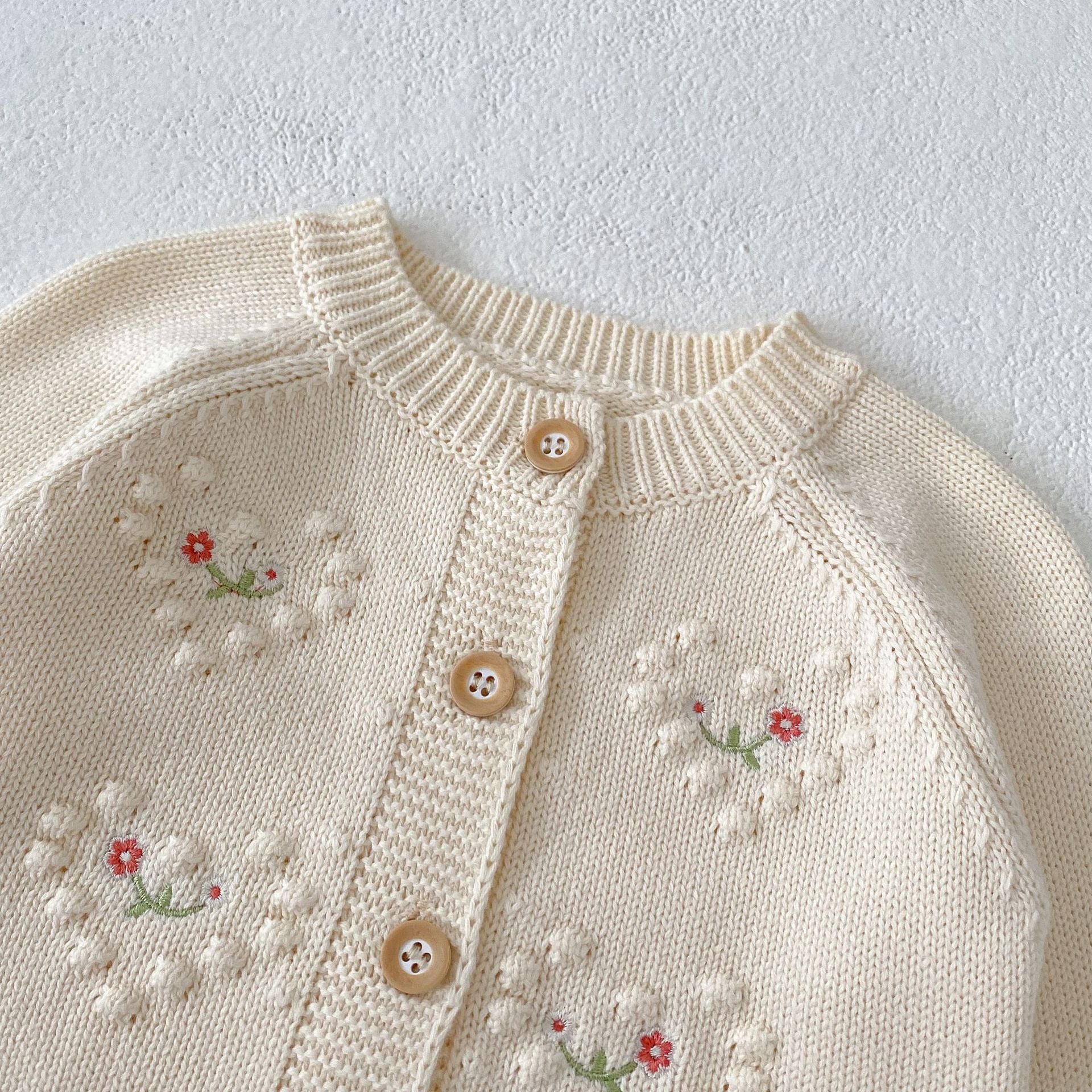 【BABY】off whiteフラワー刺繍ニットカーディガン