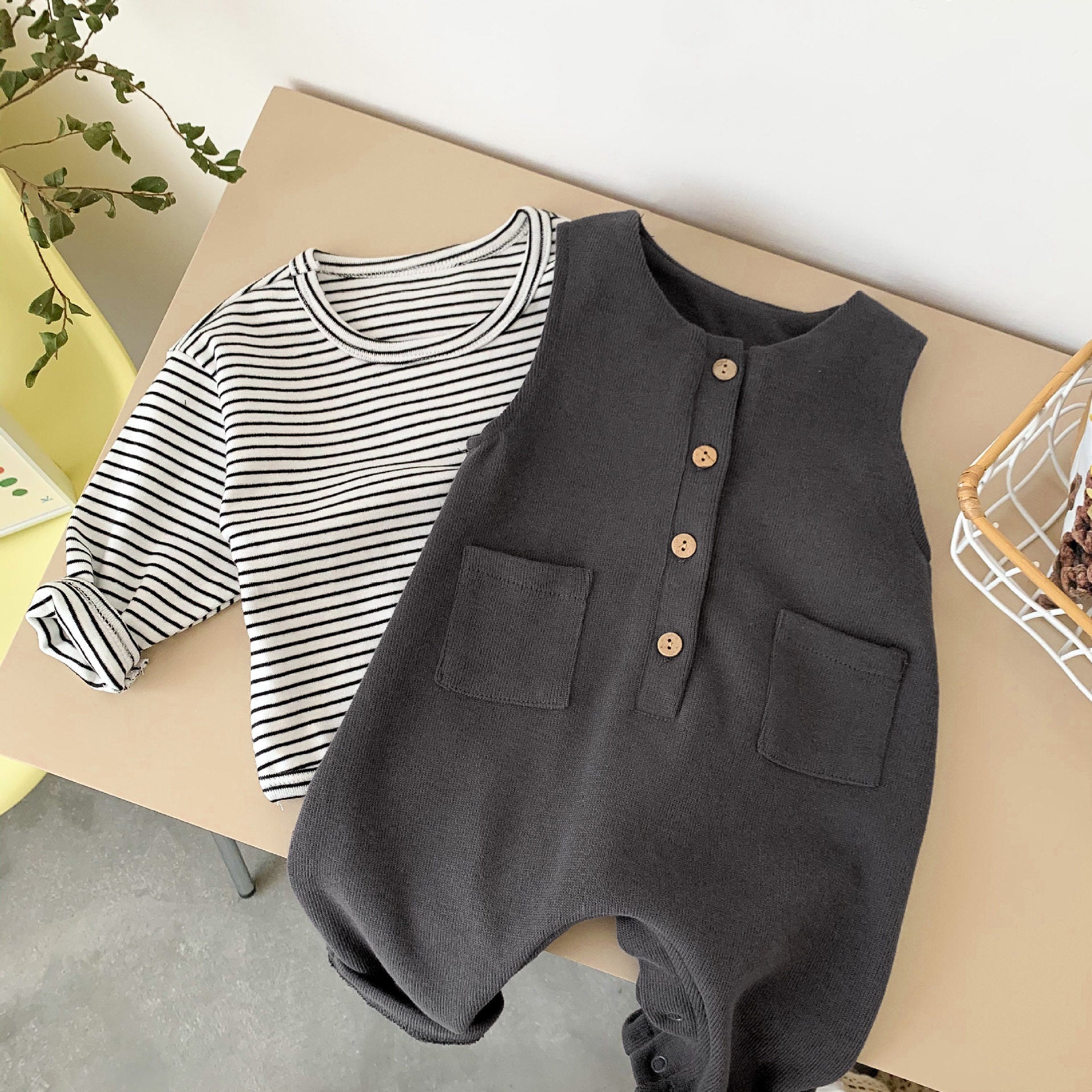【BABY】グレーオーバーオール / ボーダートップス CawaKomostore