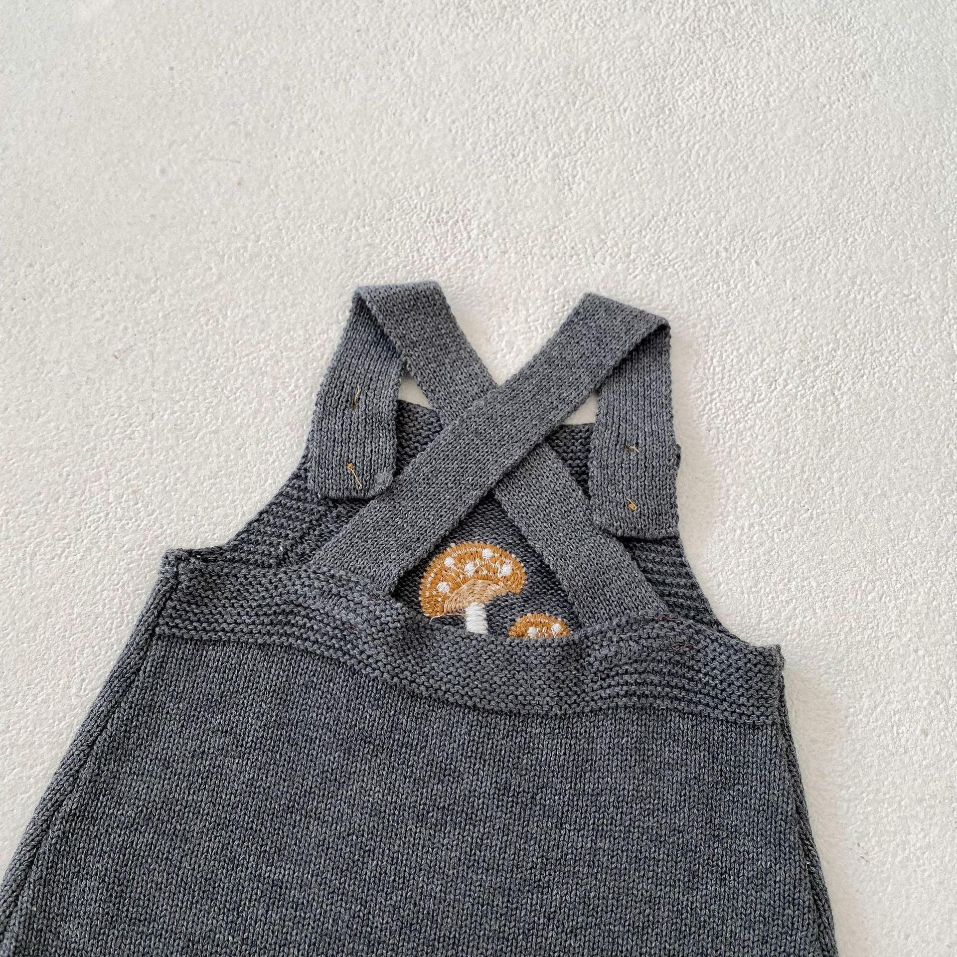【BABY】キノコ刺繍グレーニットサロペット / ボンネット CawaKomostore