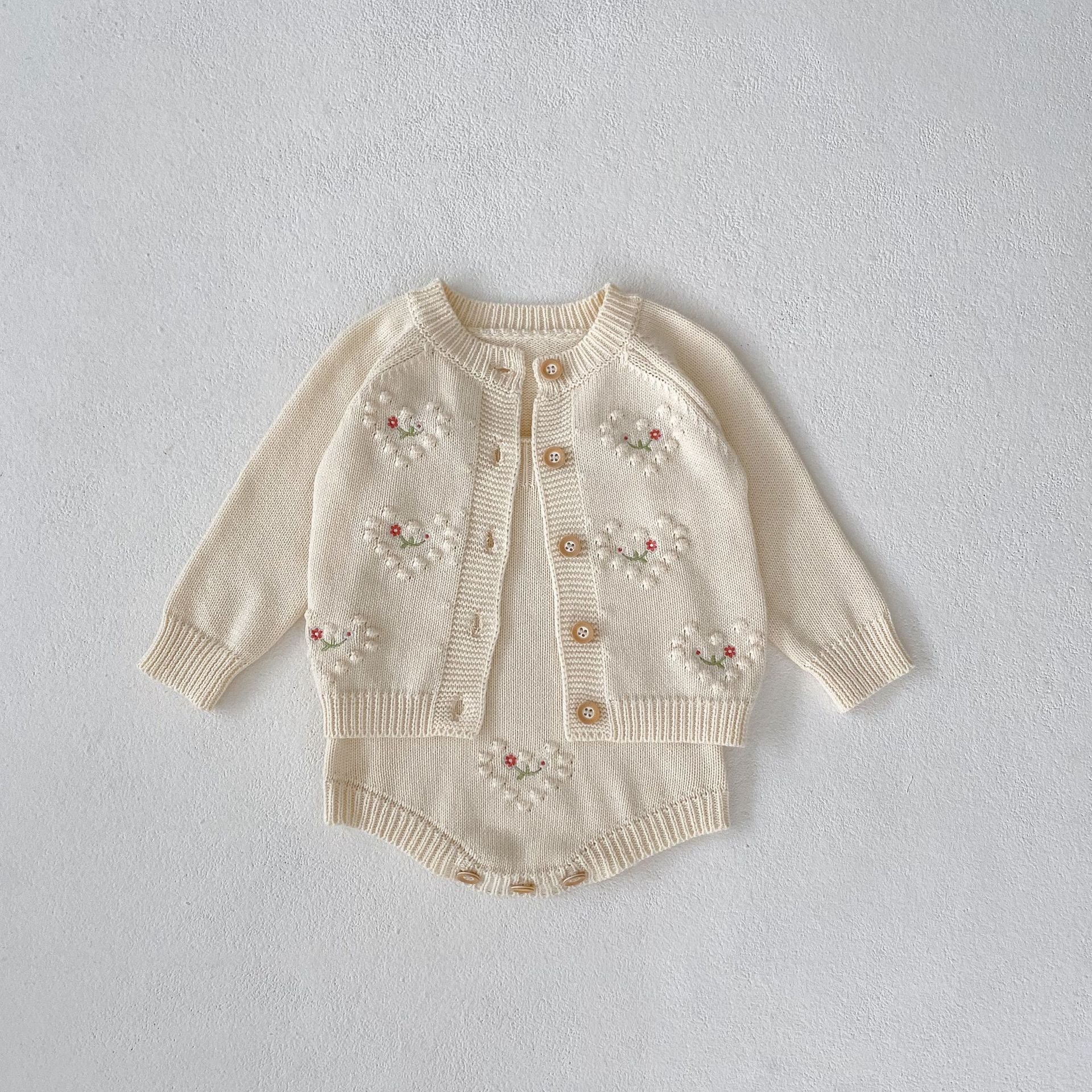 【BABY】off whiteフラワー刺繍ニットカーディガン