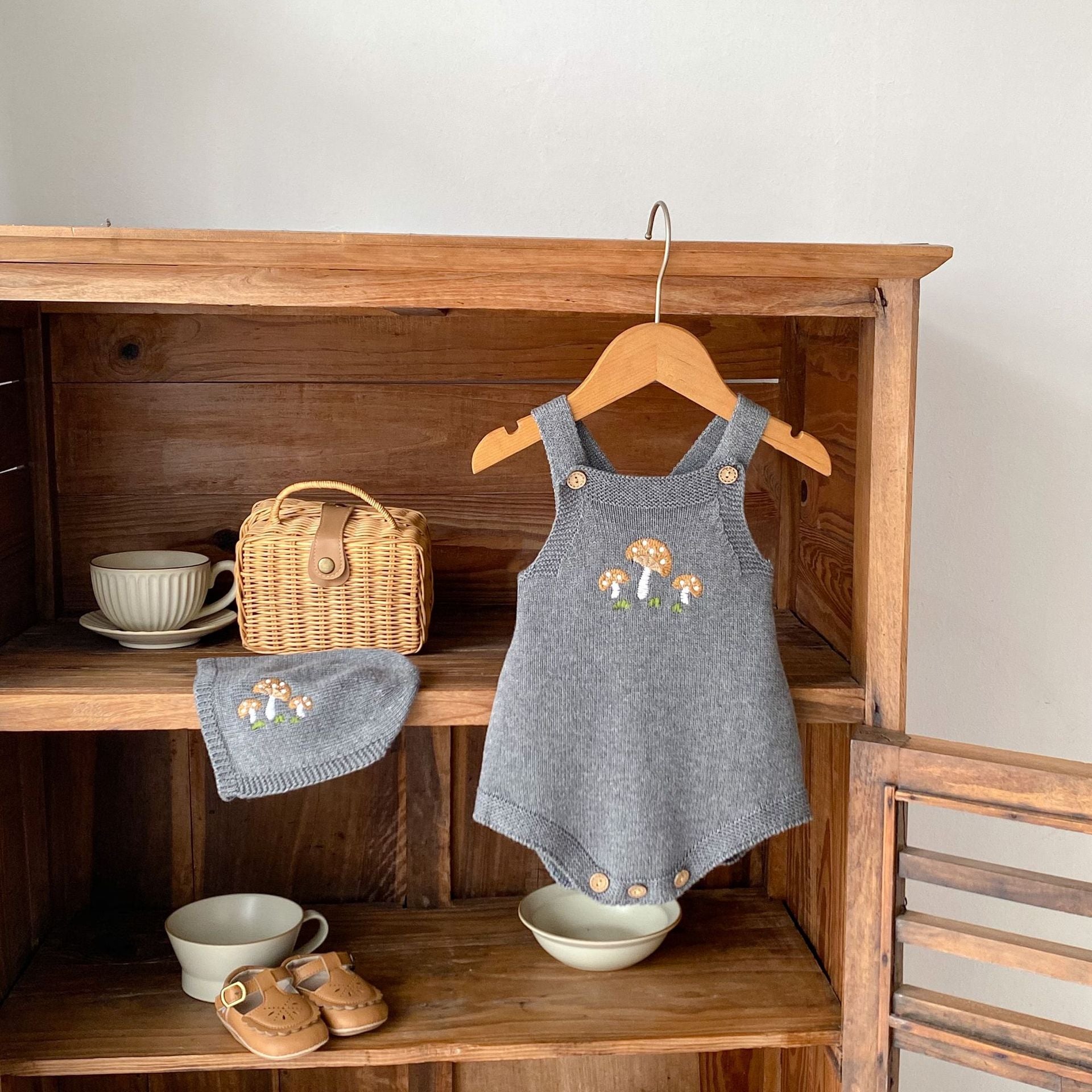 【BABY】キノコ刺繍グレーニットサロペット / ボンネット CawaKomostore