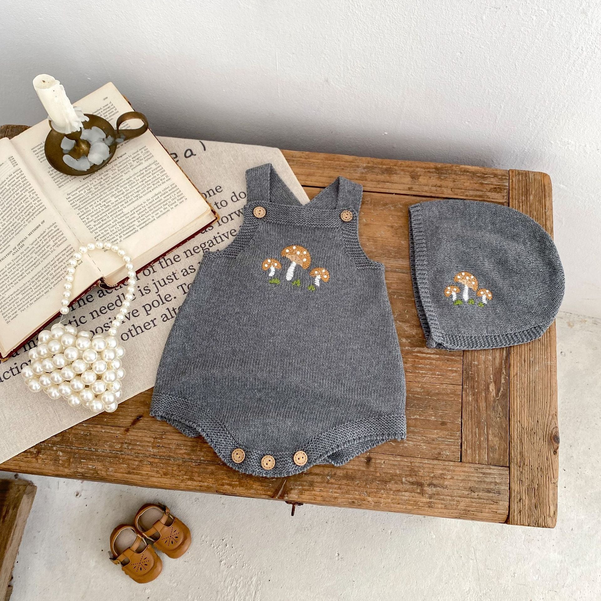 【BABY】キノコ刺繍グレーニットサロペット / ボンネット CawaKomostore