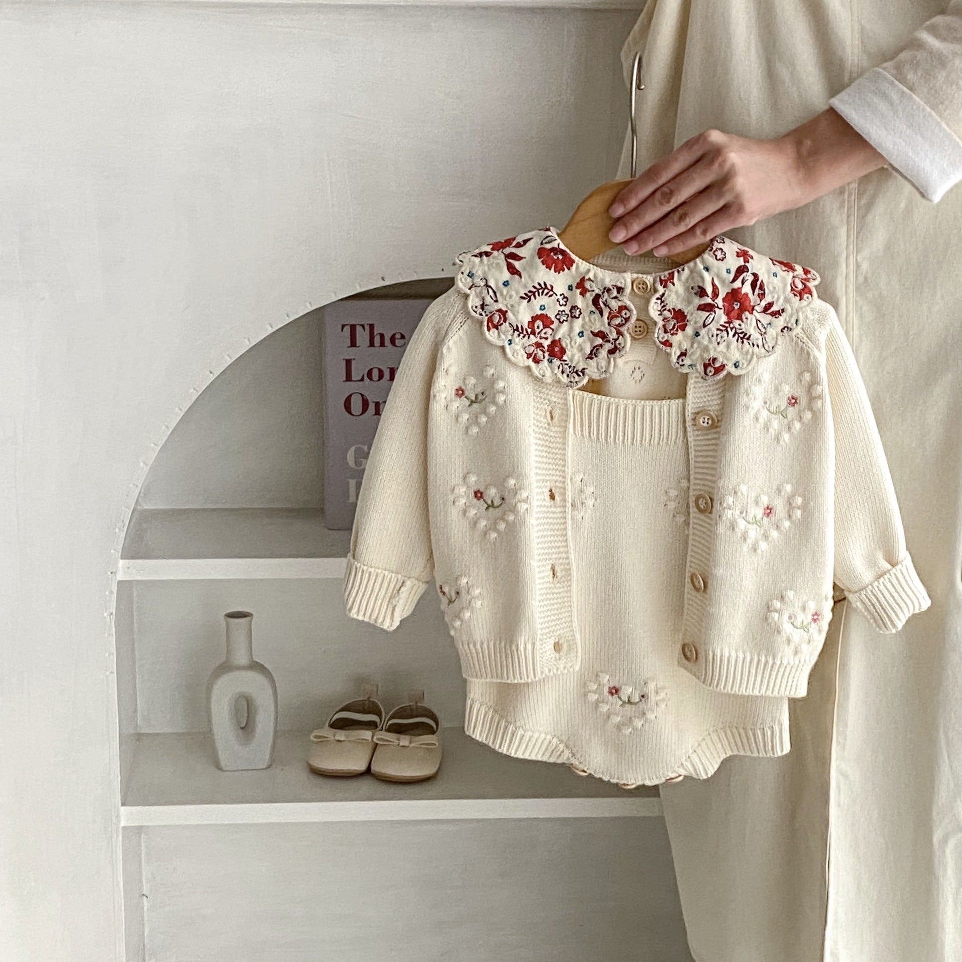 【BABY】off whiteフラワー刺繍ニットカーディガン