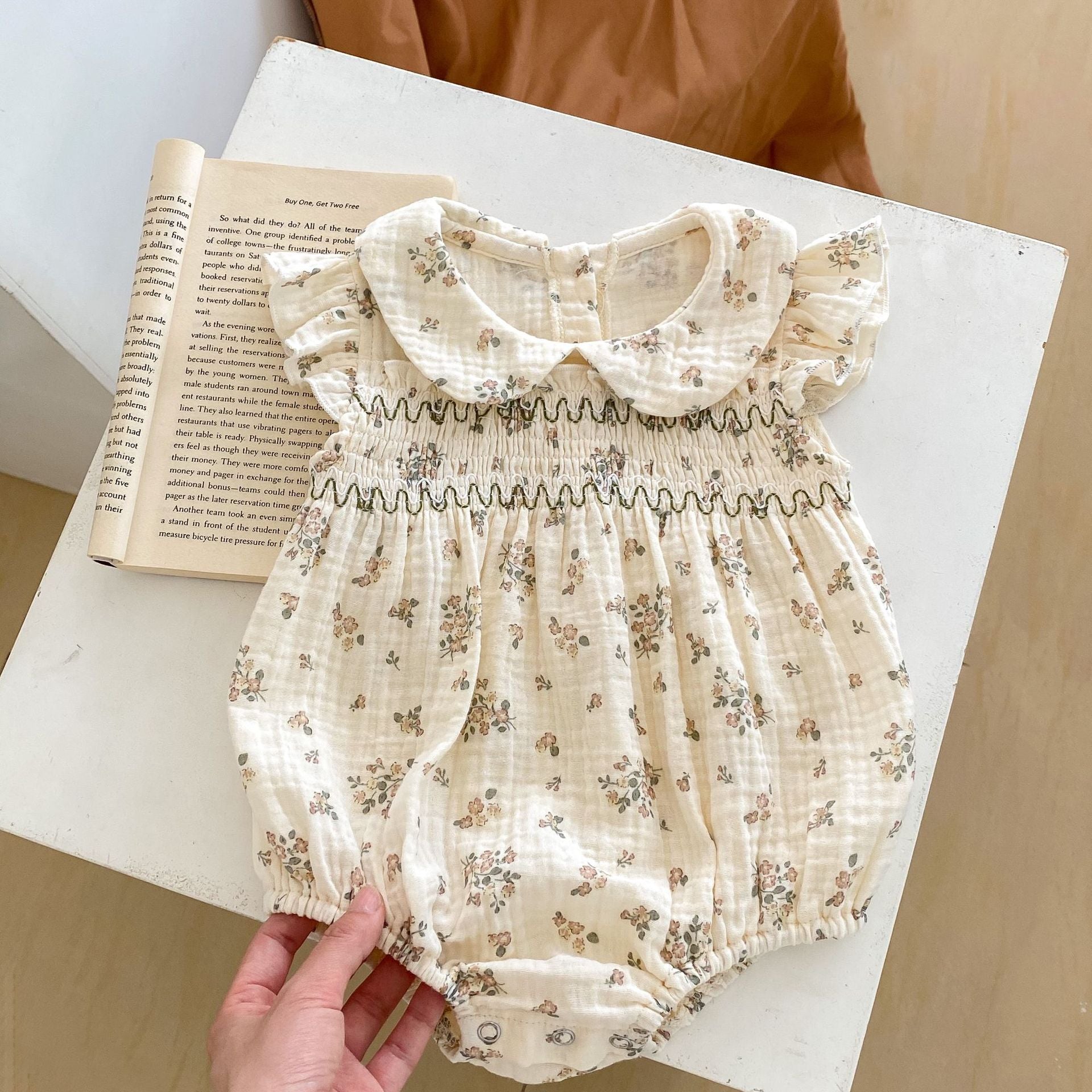 【BABY】ショルダーフリルシャーリングフローラルロンパース CawaKomostore
