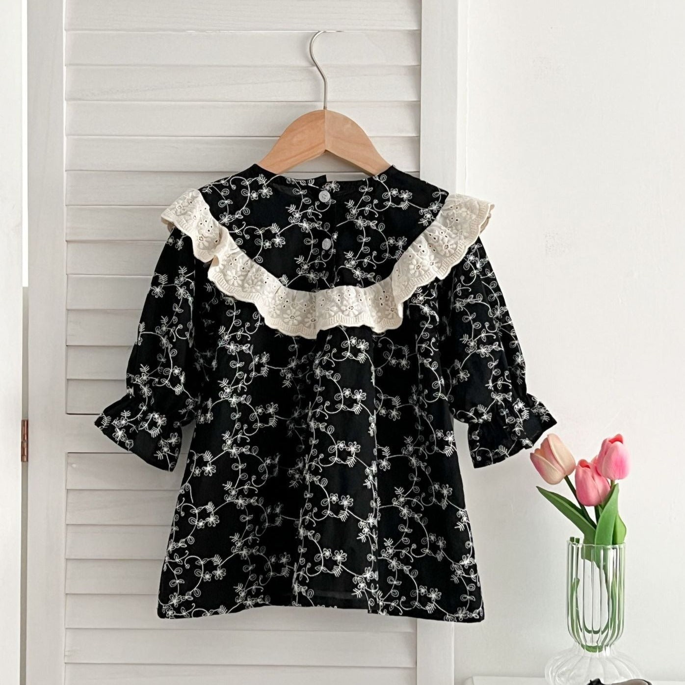 【BABY】ブラックフリル花柄ロンパース / ワンピース CawaKomostore