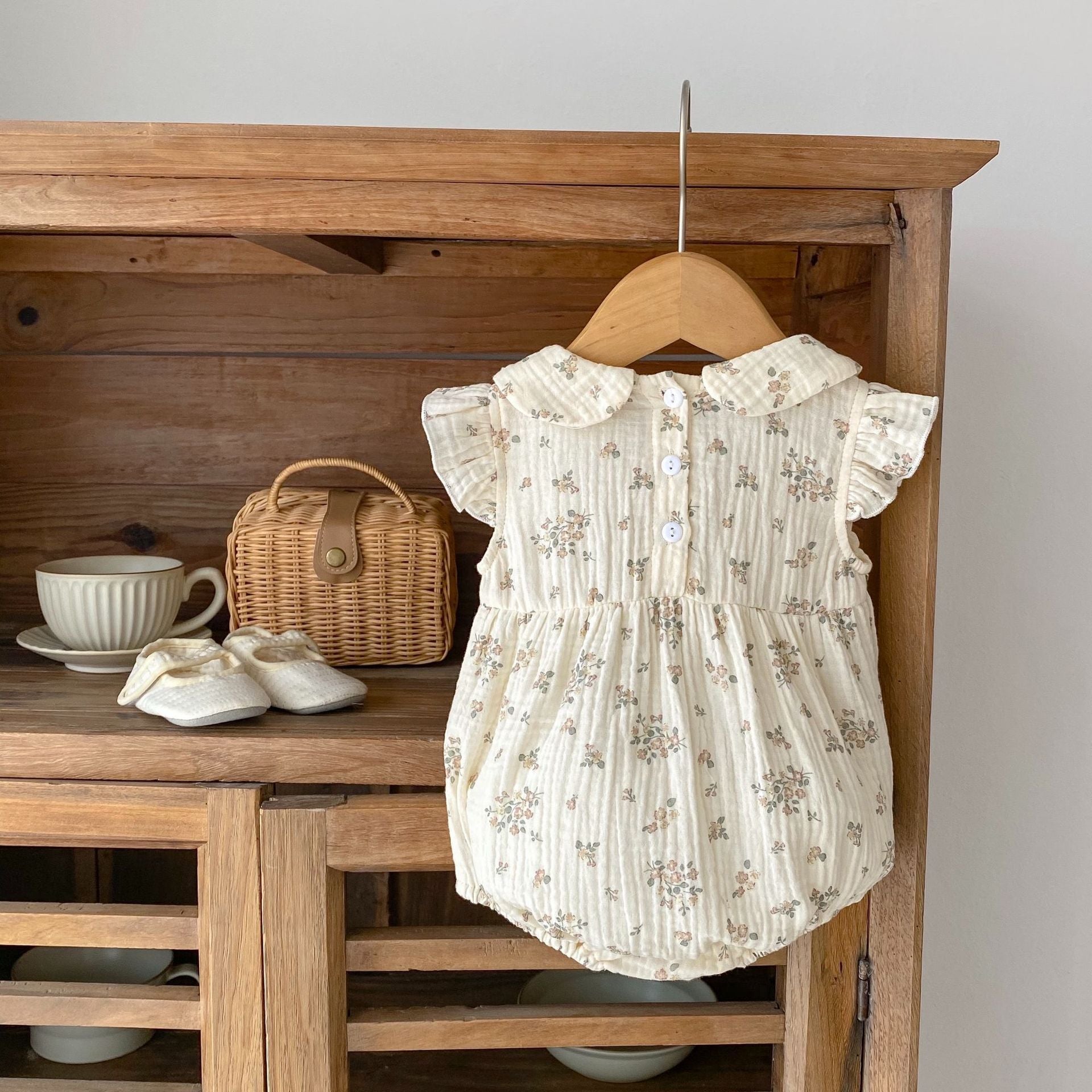 【BABY】ショルダーフリルシャーリングフローラルロンパース CawaKomostore