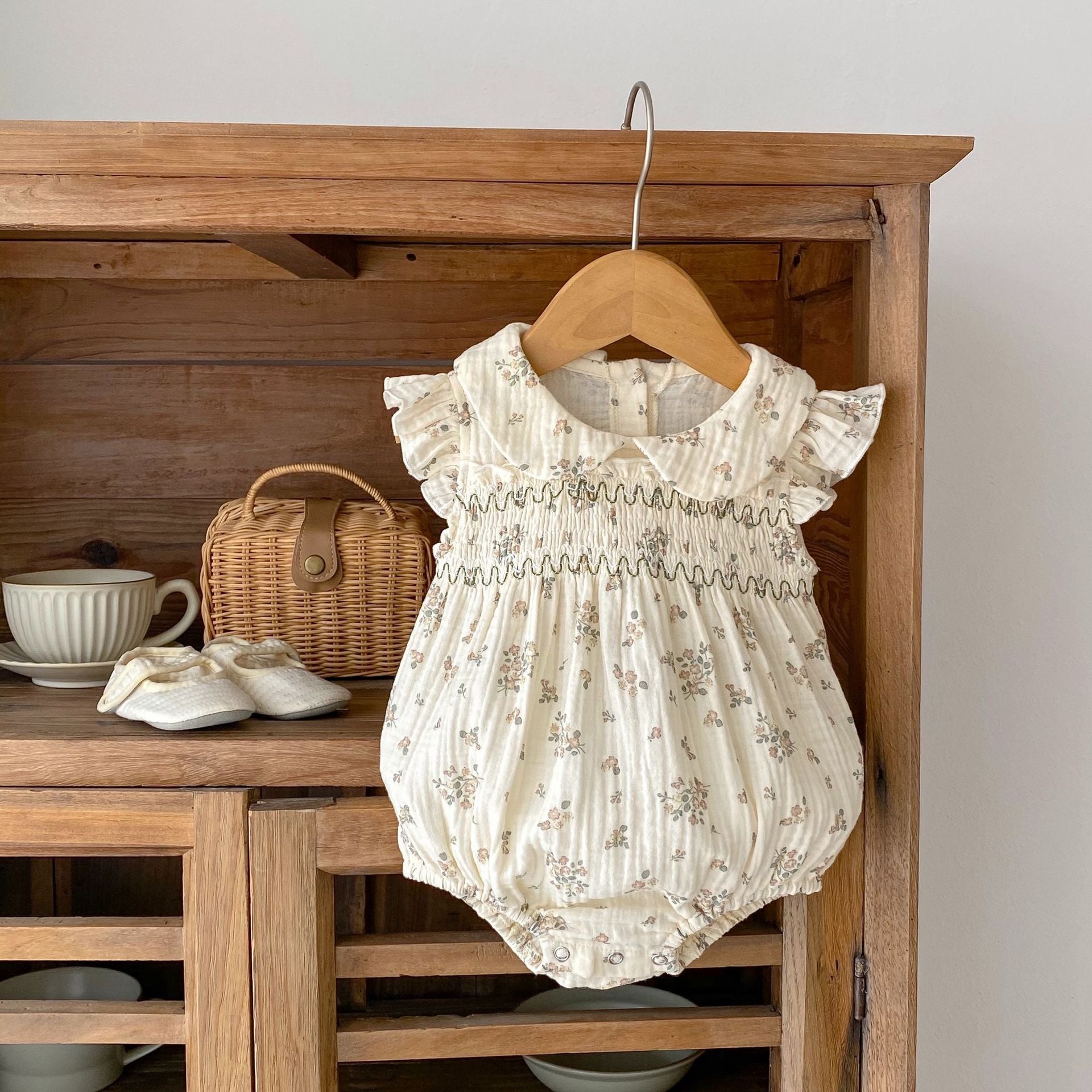 【BABY】ショルダーフリルシャーリングフローラルロンパース CawaKomostore