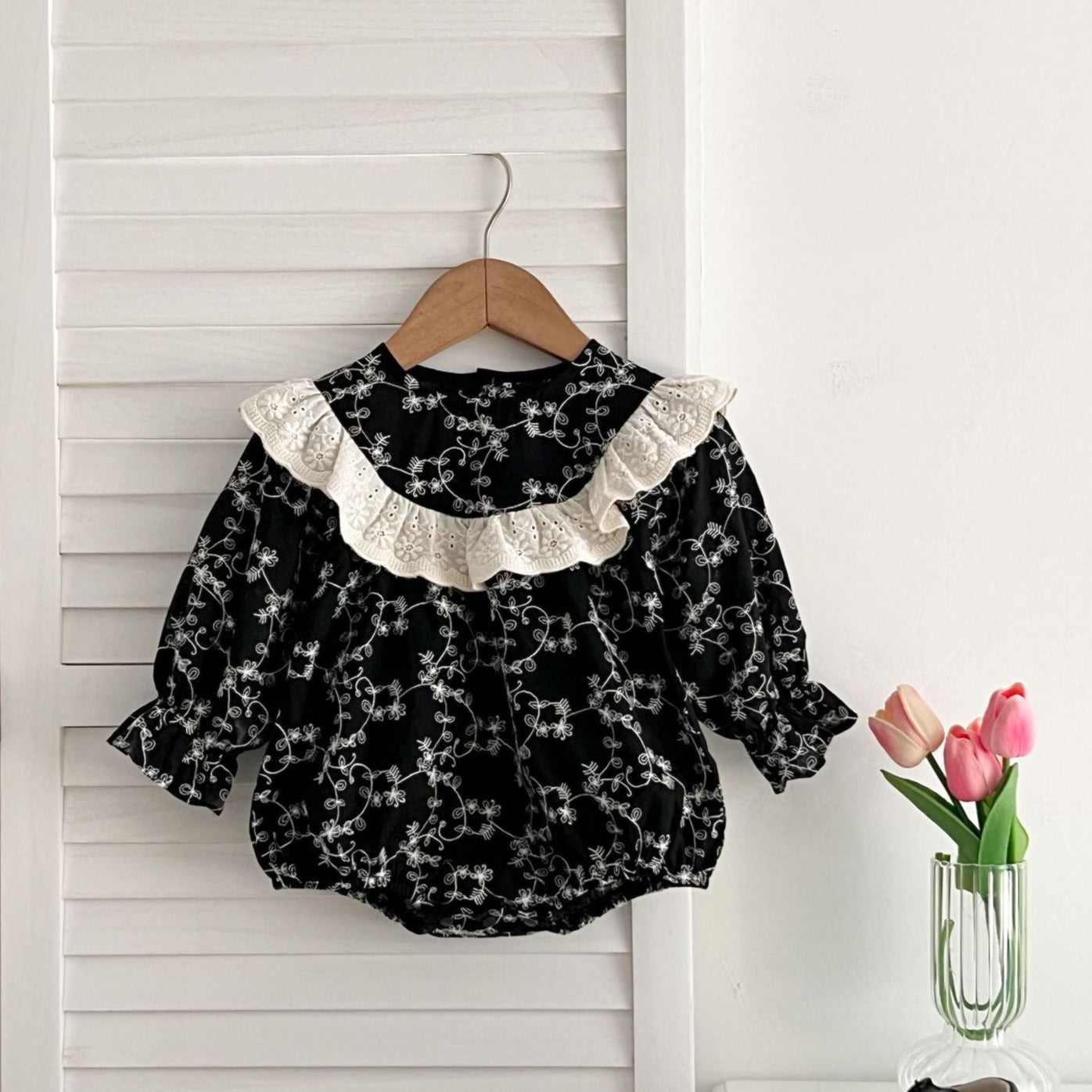 【BABY】ブラックフリル花柄ロンパース / ワンピース CawaKomostore