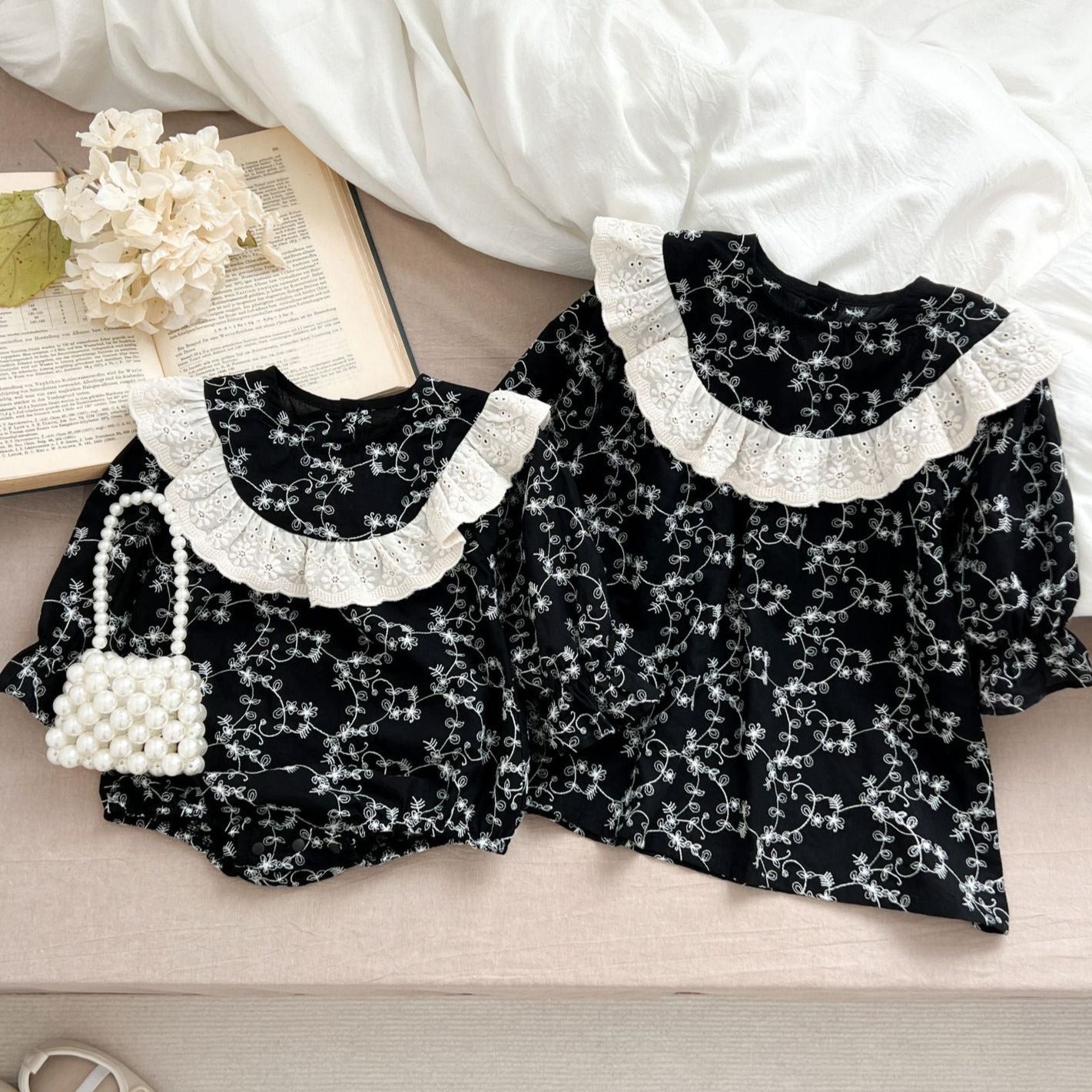 【BABY】ブラックフリル花柄ロンパース / ワンピース CawaKomostore