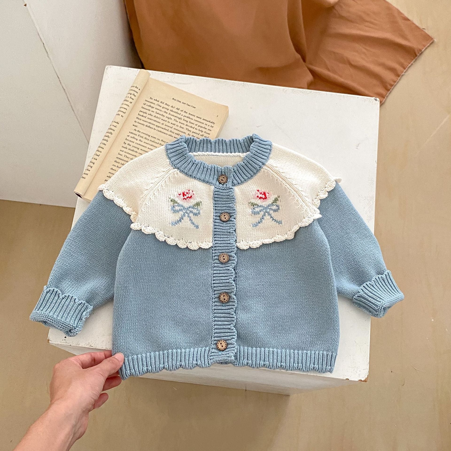【BABY】フラワー刺繡フリルカーディガン / サロペット CawaKomostore
