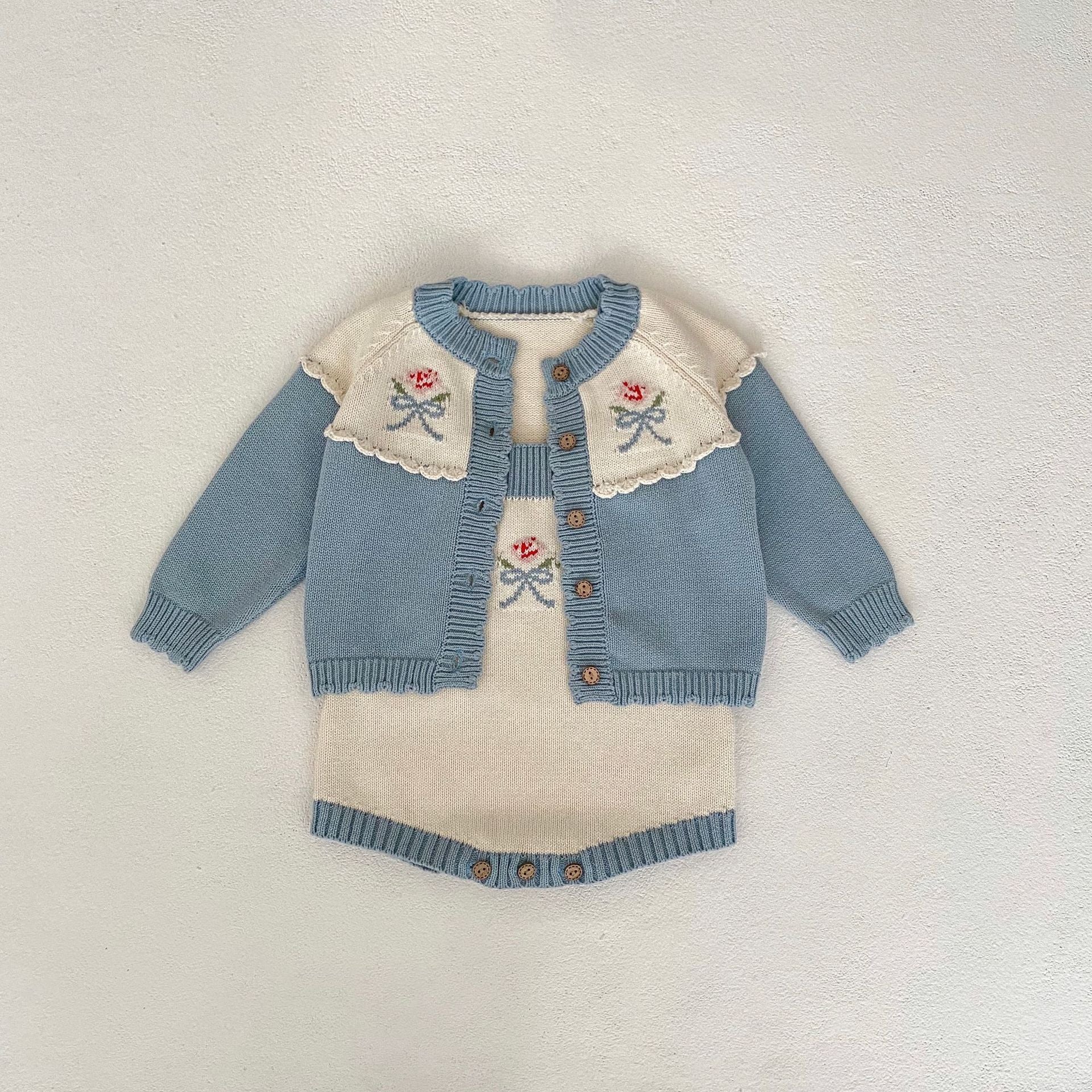 【BABY】フラワー刺繡フリルカーディガン / サロペット CawaKomostore