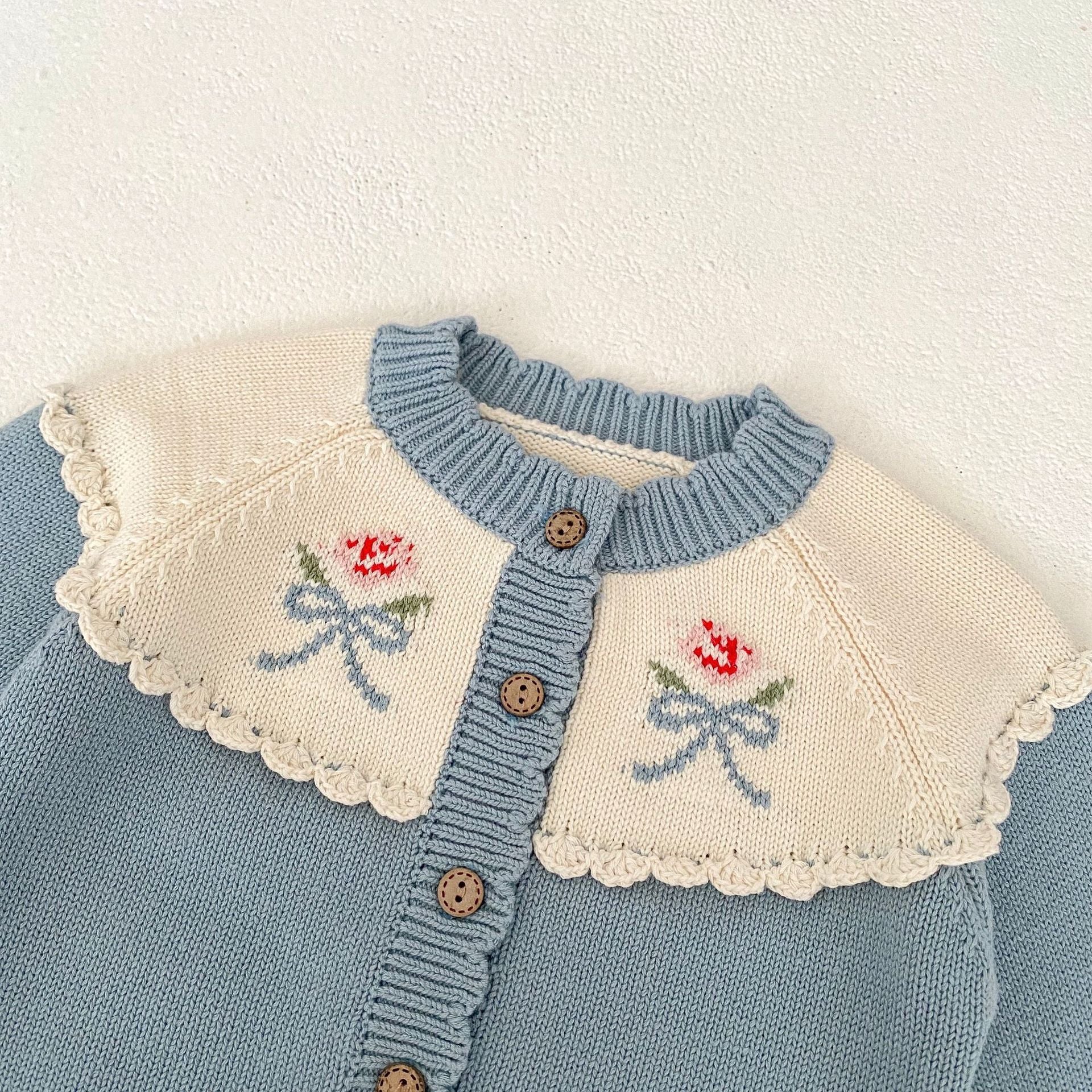【BABY】フラワー刺繡フリルカーディガン / サロペット CawaKomostore