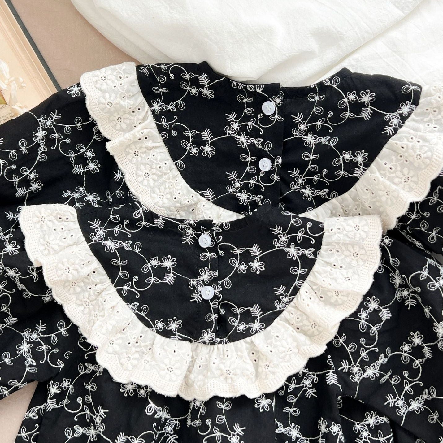 【BABY】ブラックフリル花柄ロンパース / ワンピース CawaKomostore