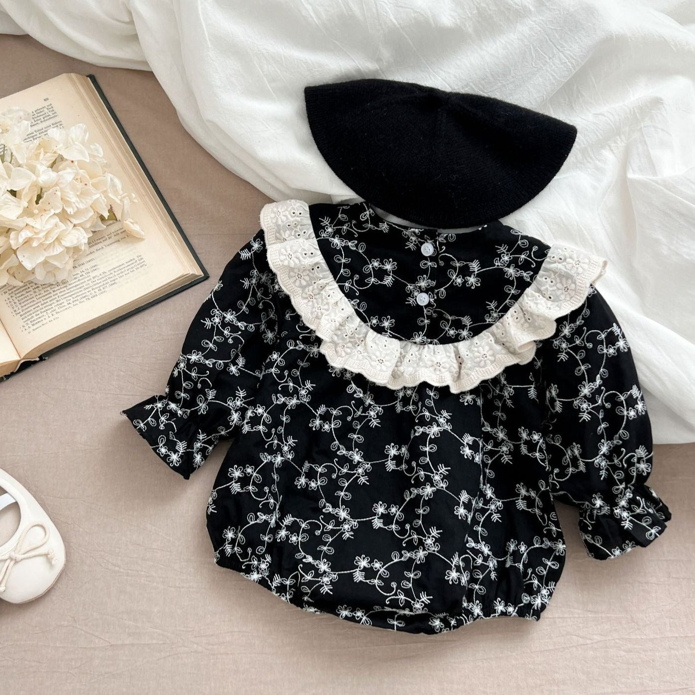 【BABY】ブラックフリル花柄ロンパース / ワンピース CawaKomostore