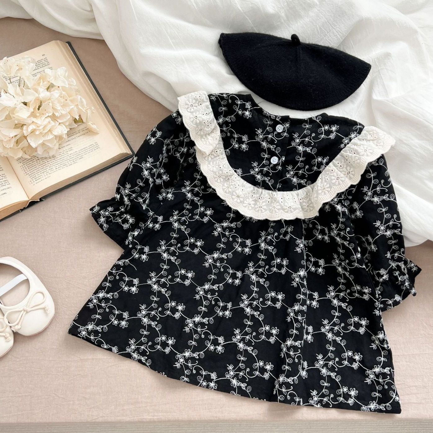 【BABY】ブラックフリル花柄ロンパース / ワンピース CawaKomostore