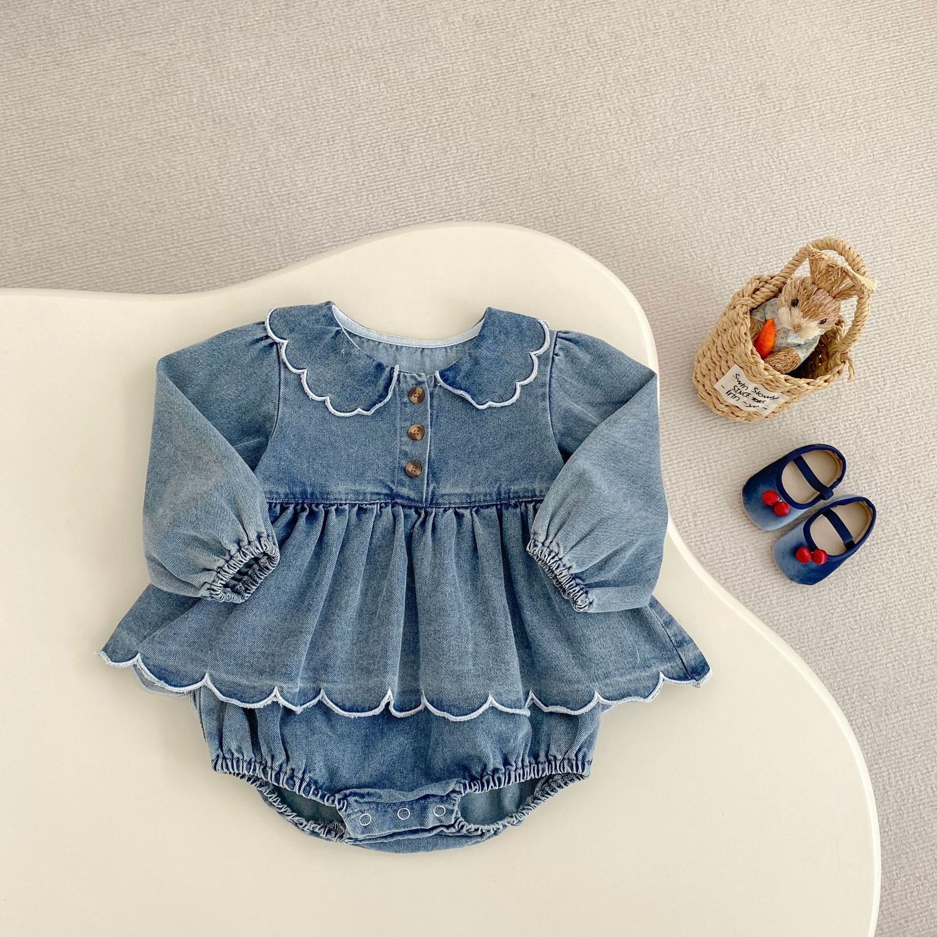 【GIRL】フロントボタンデニムフリルロンパース