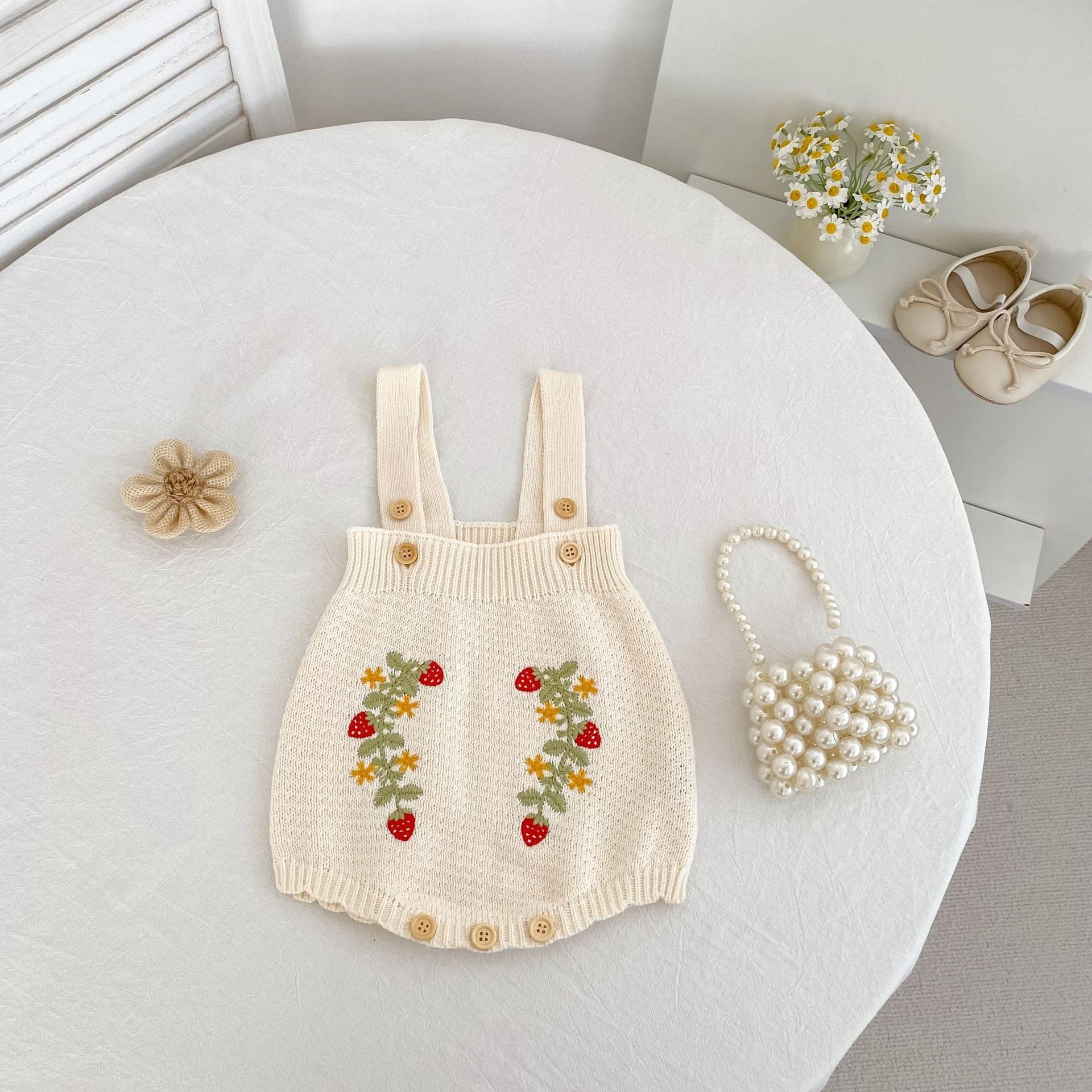 【BABY】いちご刺繍ニットサロペット