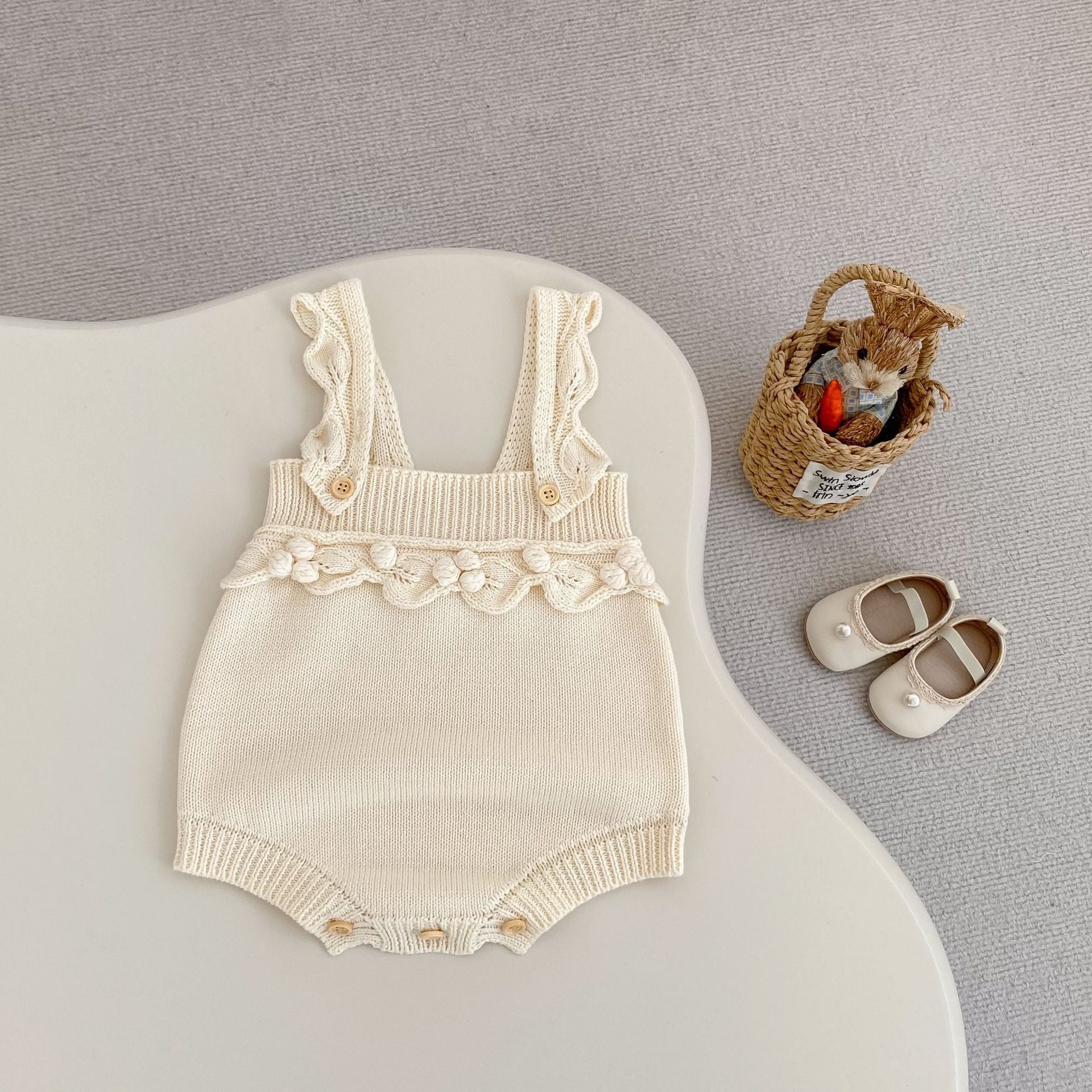 【BABY】フリルショルダー ニットロンパース
