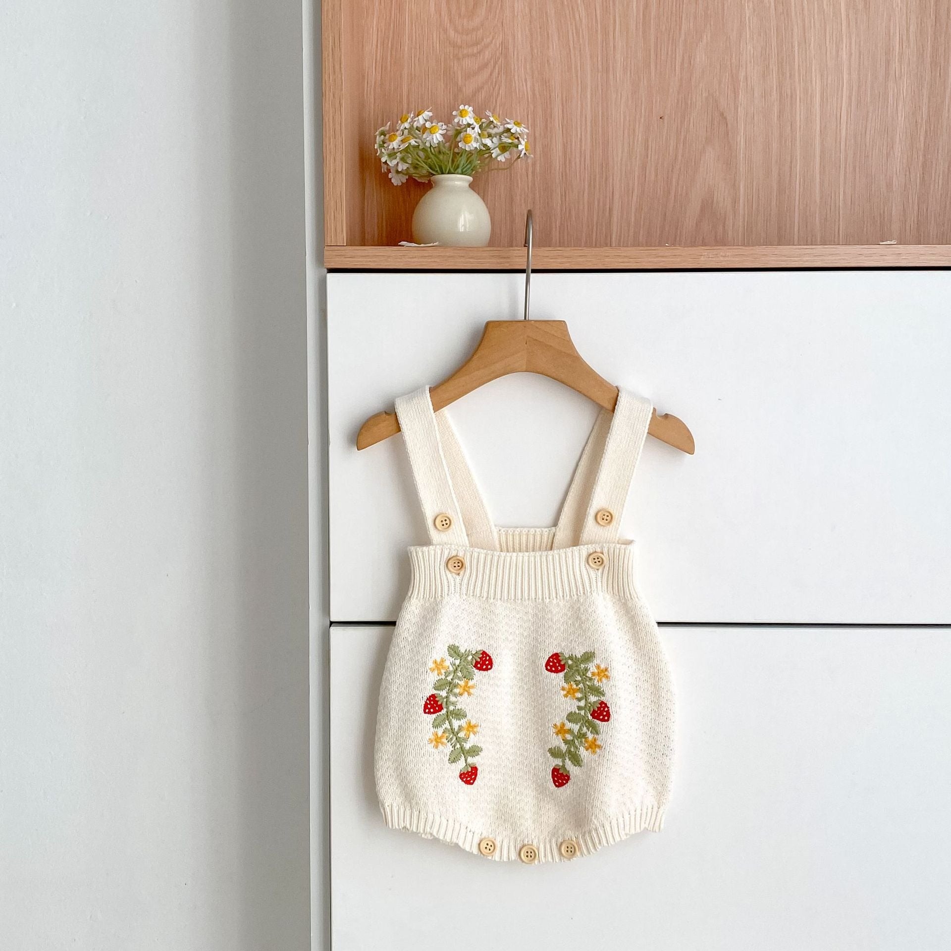 【BABY】いちご刺繍ニットサロペット