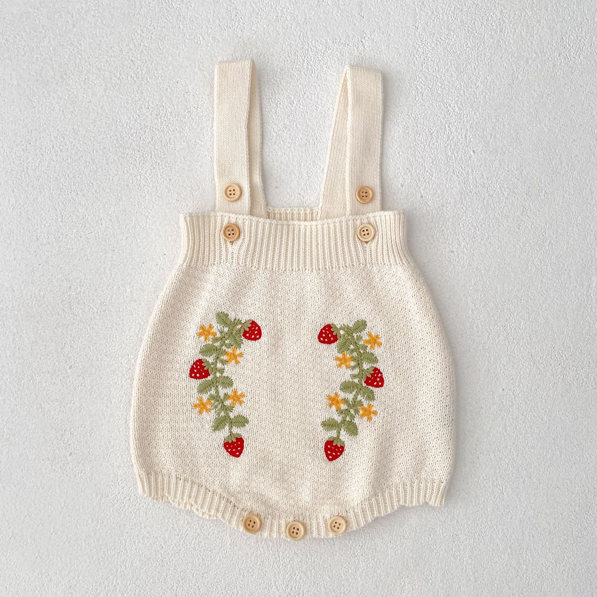 【BABY】いちご刺繍ニットサロペット