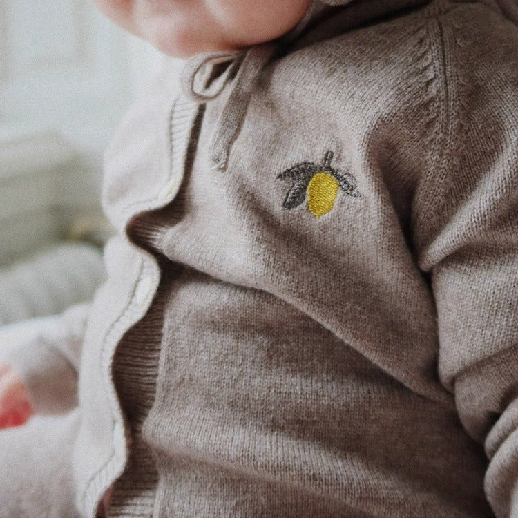 【BABY】レモン刺繍付き フード付きロンパース（秋春シーズン）