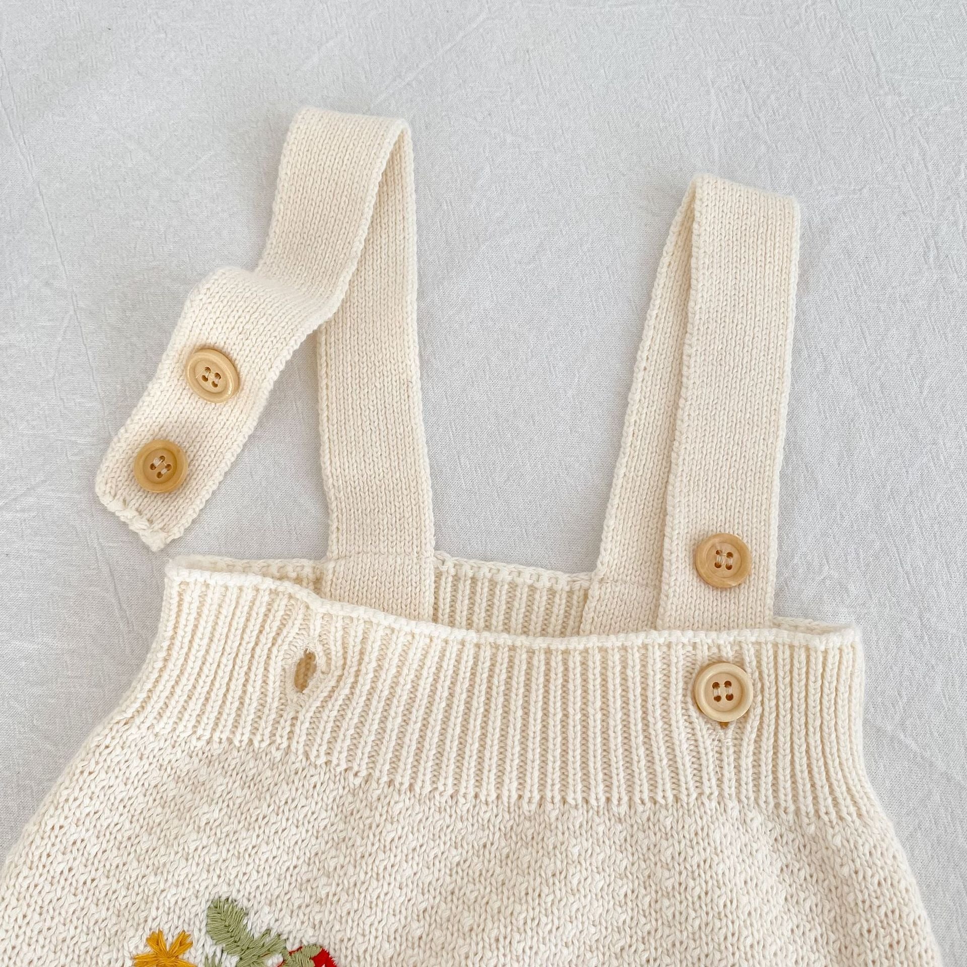 【BABY】いちご刺繍ニットサロペット