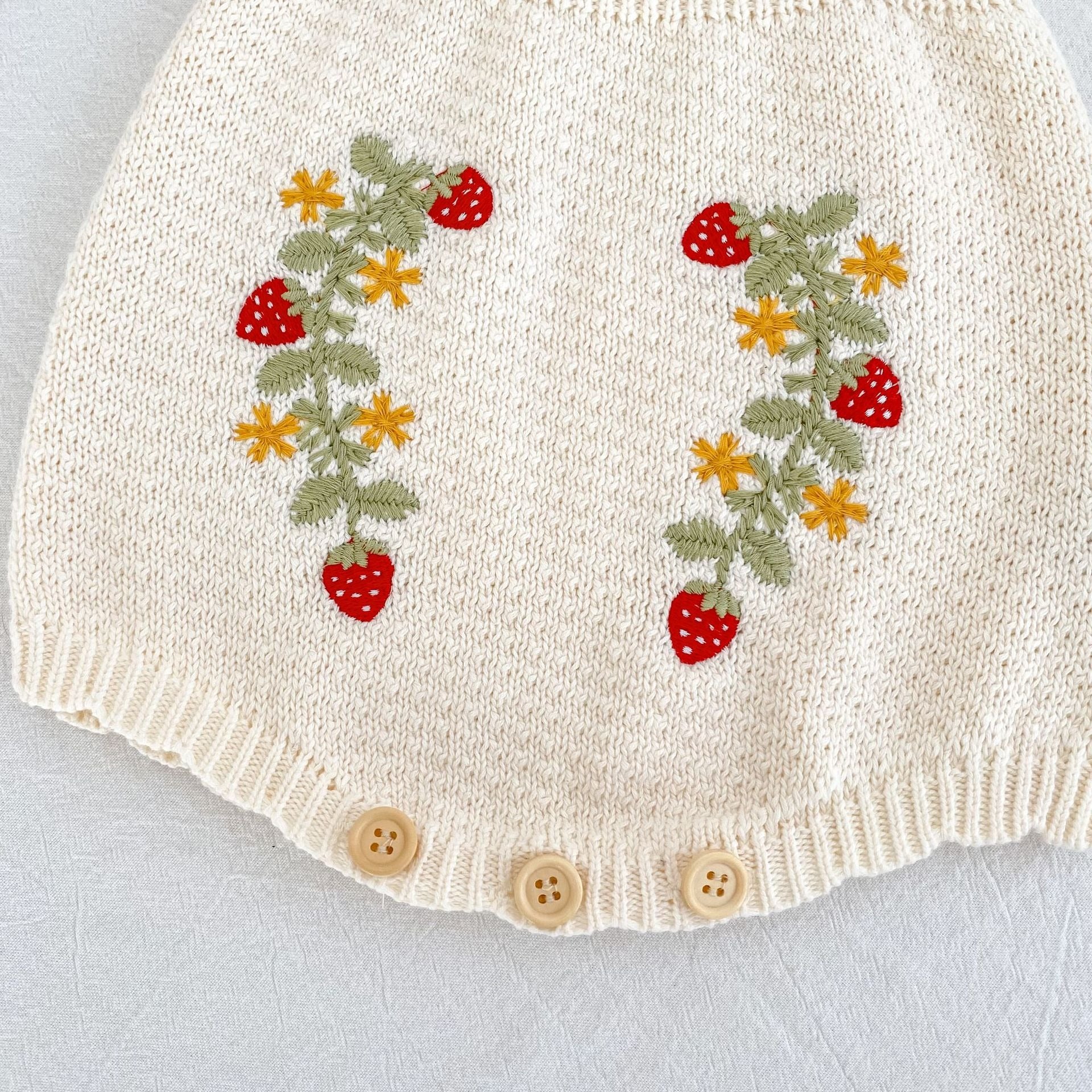 【BABY】いちご刺繍ニットサロペット