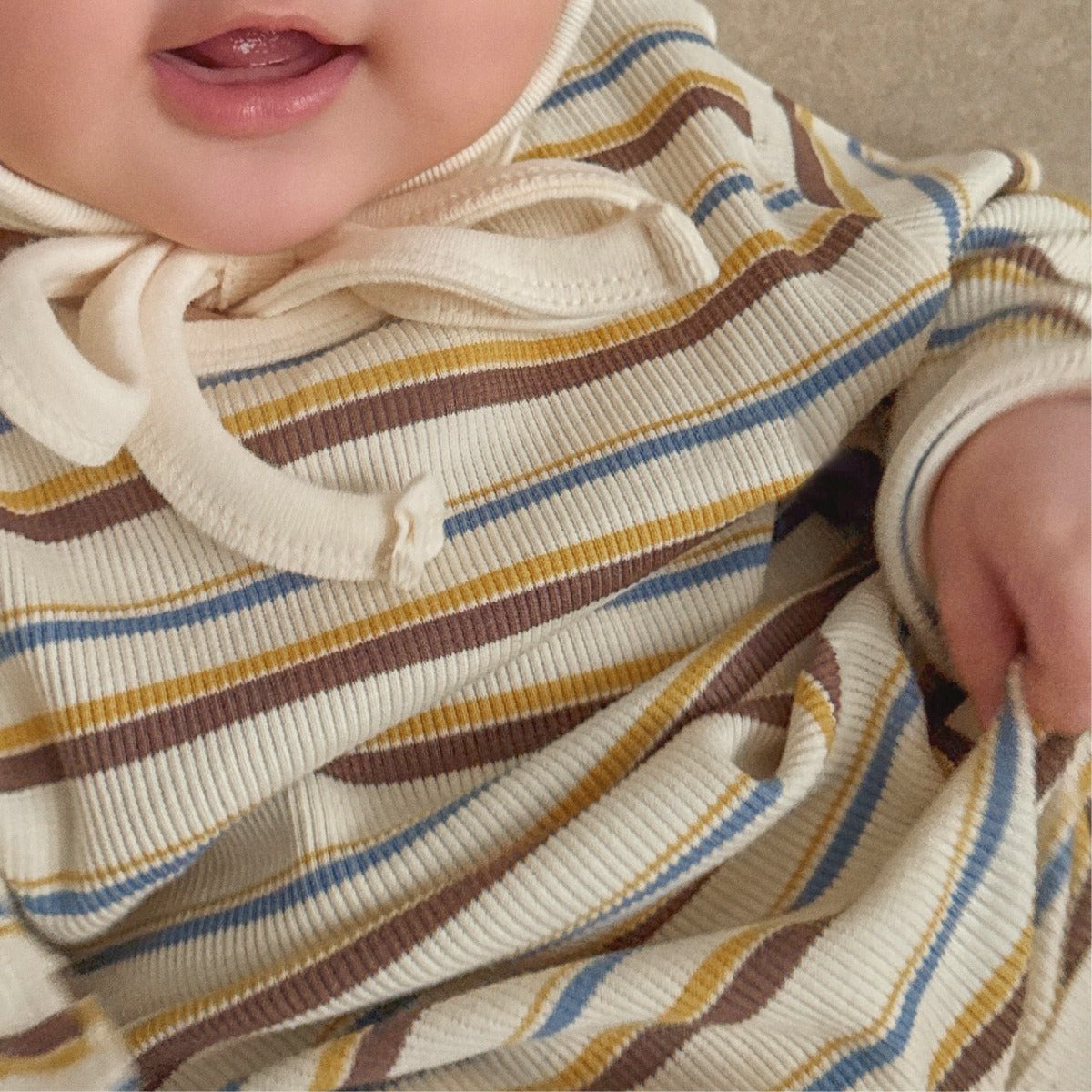 【BABY】リブストライプロンパースセット（ボンネット付き）
