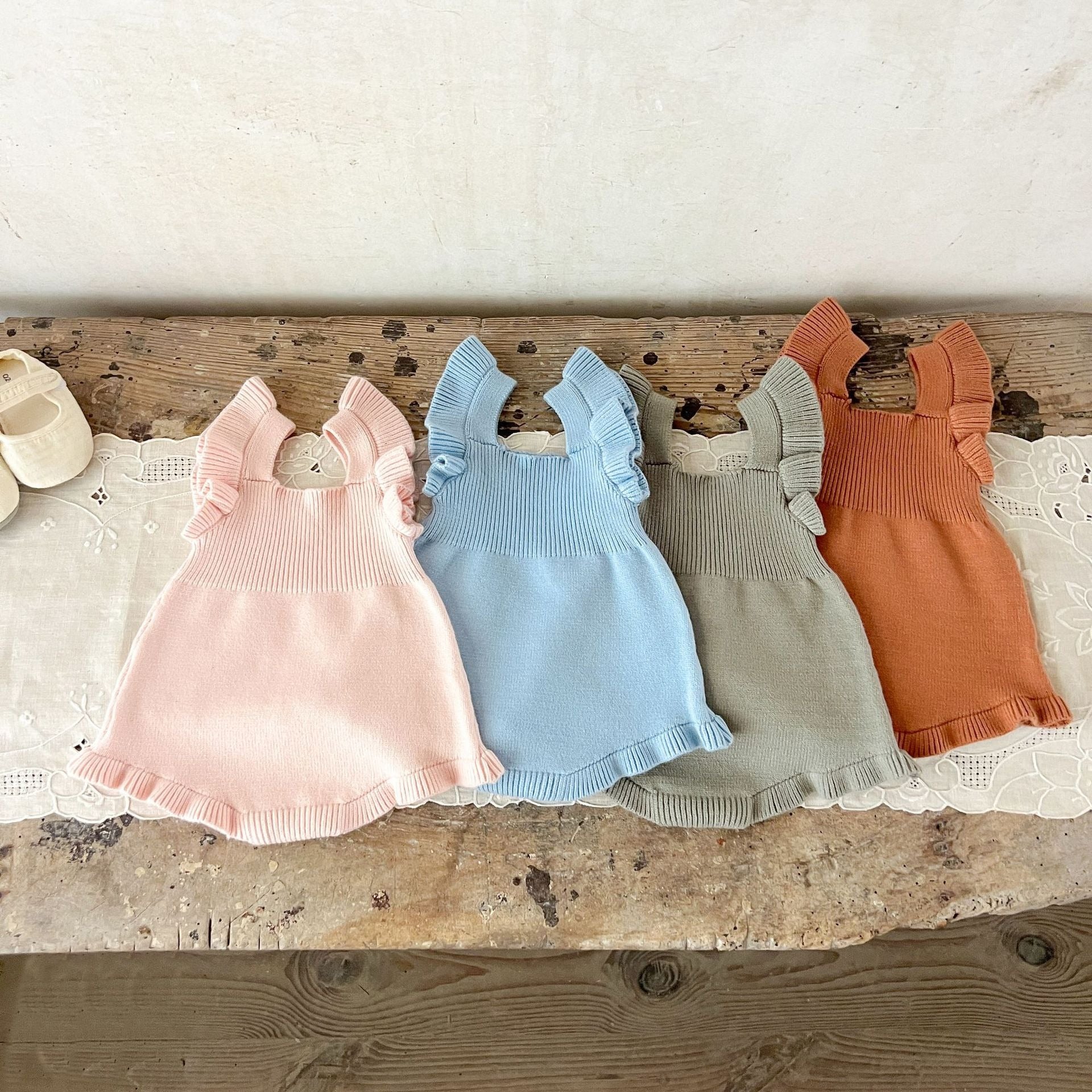 【BABY】フリルショルダーニットサロペット